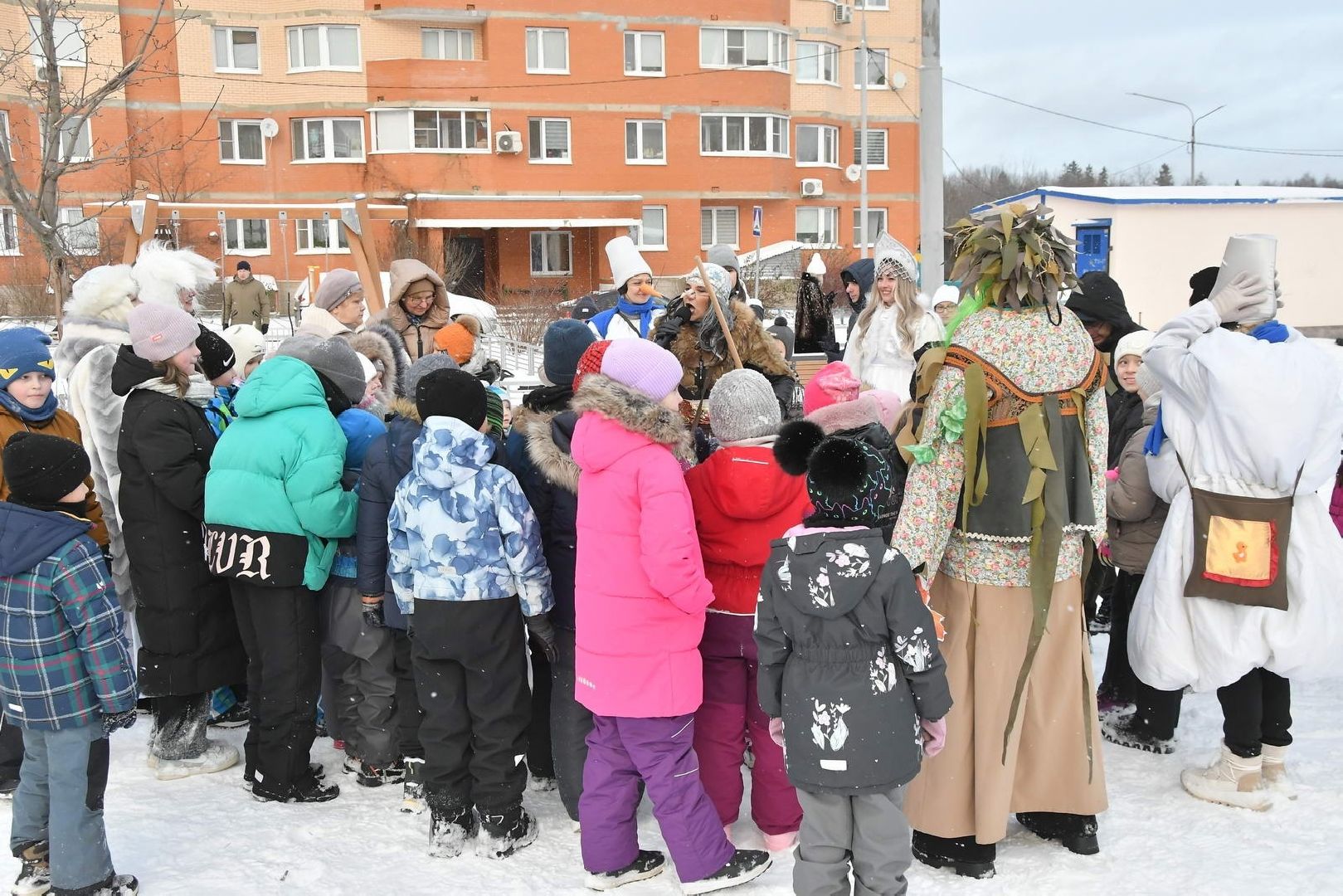 новый год, праздник во Власихе, елки во дворах, праздник для детей, новый 2025 год,