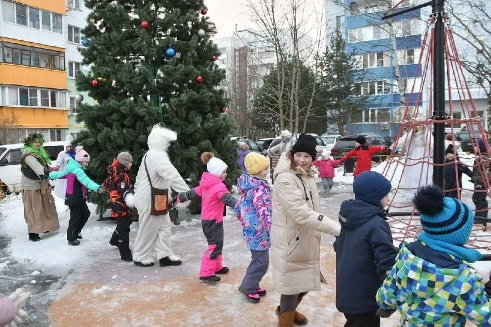 новый год, праздник во Власихе, елки во дворах, праздник для детей, новый 2025 год,