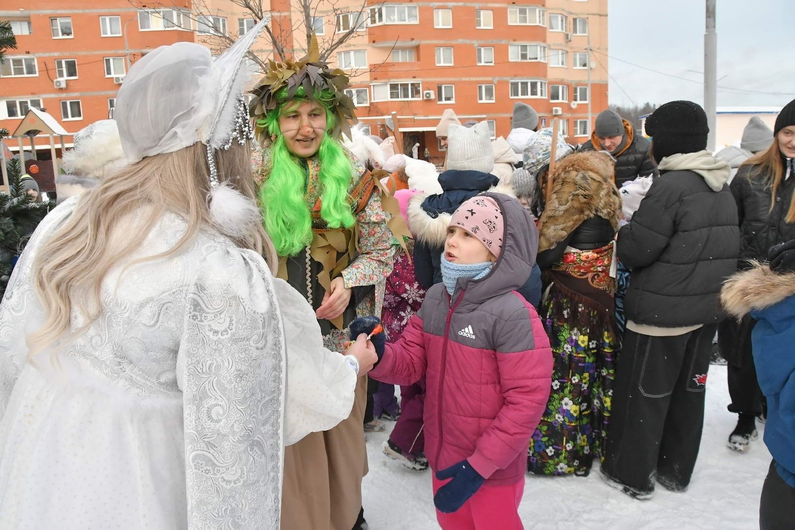 новый год, праздник во Власихе, елки во дворах, праздник для детей, новый 2025 год,