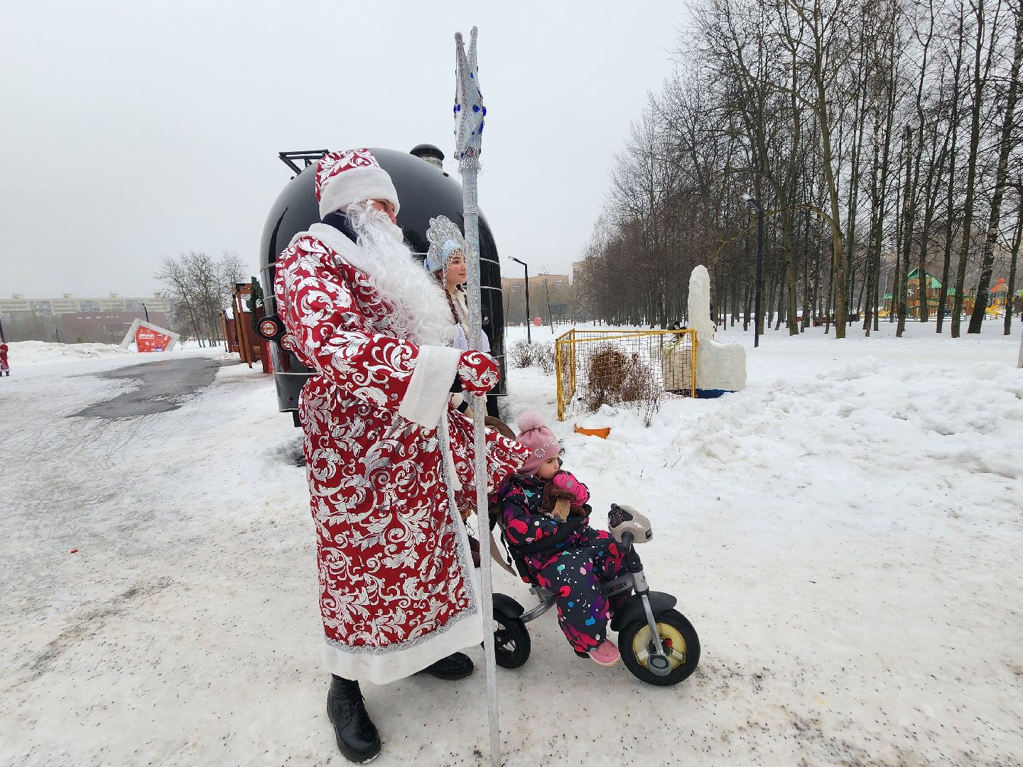долгопрудный, площадь собина, центральный парк, парад дедов морозов, снегурочка,