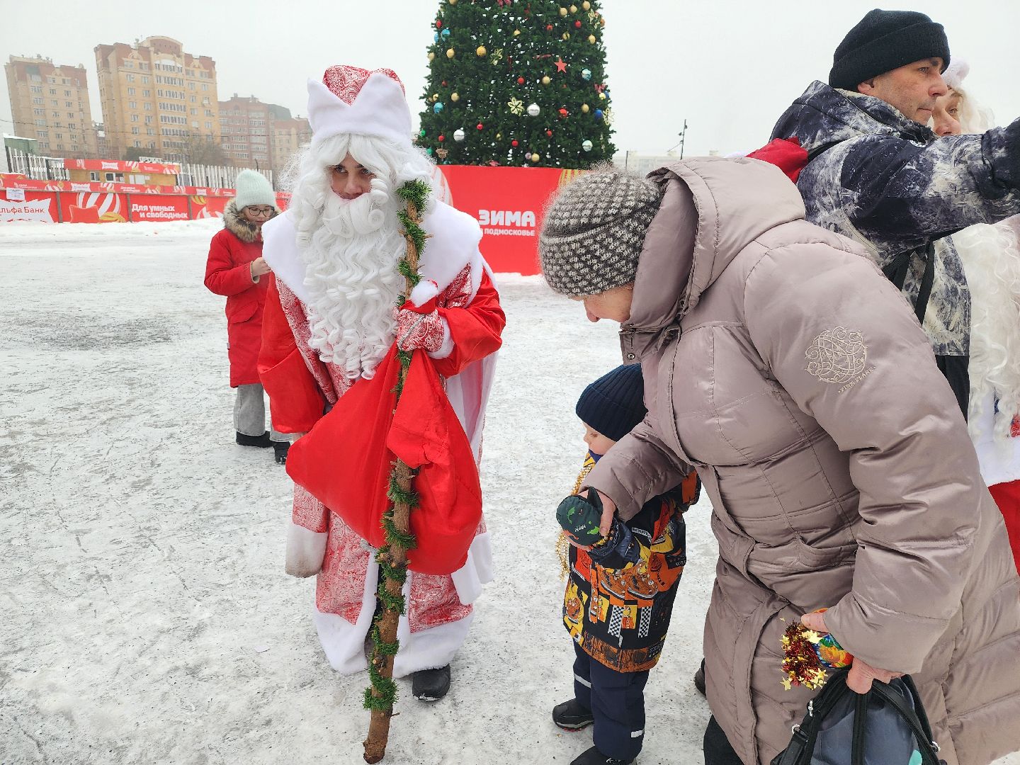 долгопрудный, площадь собина, центральный парк, парад дедов морозов, снегурочка,