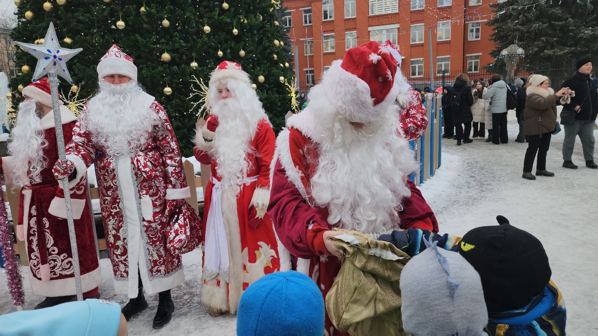 долгопрудный, площадь собина, центральный парк, парад дедов морозов, снегурочка,