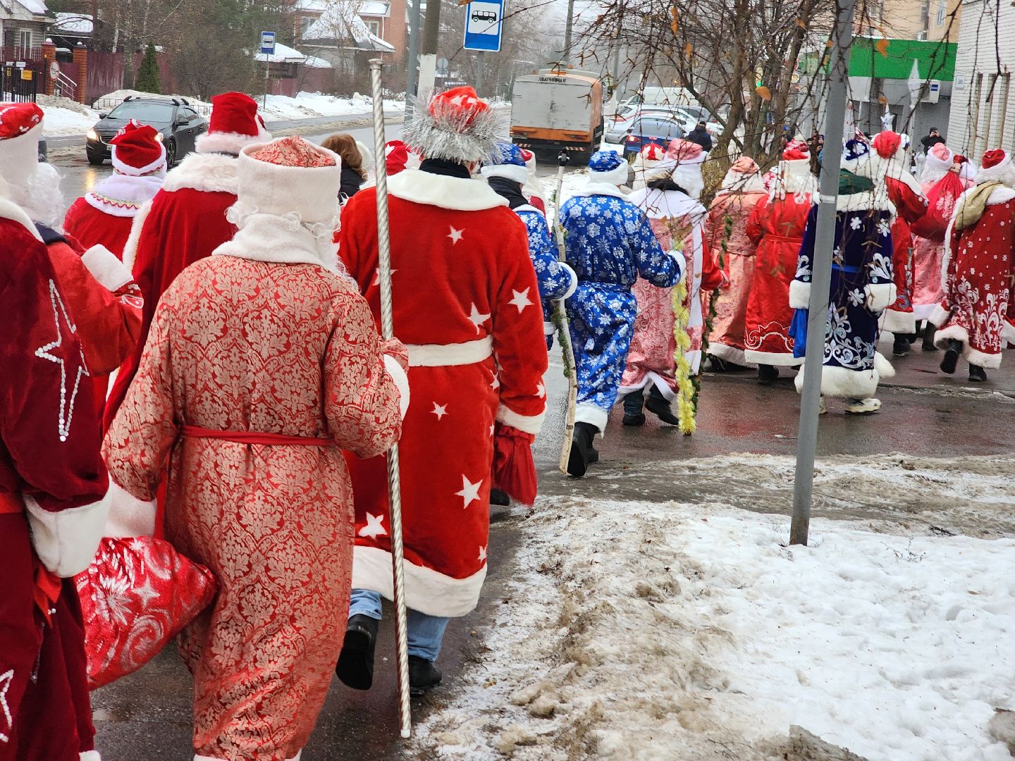 долгопрудный, площадь собина, центральный парк, парад дедов морозов, снегурочка,