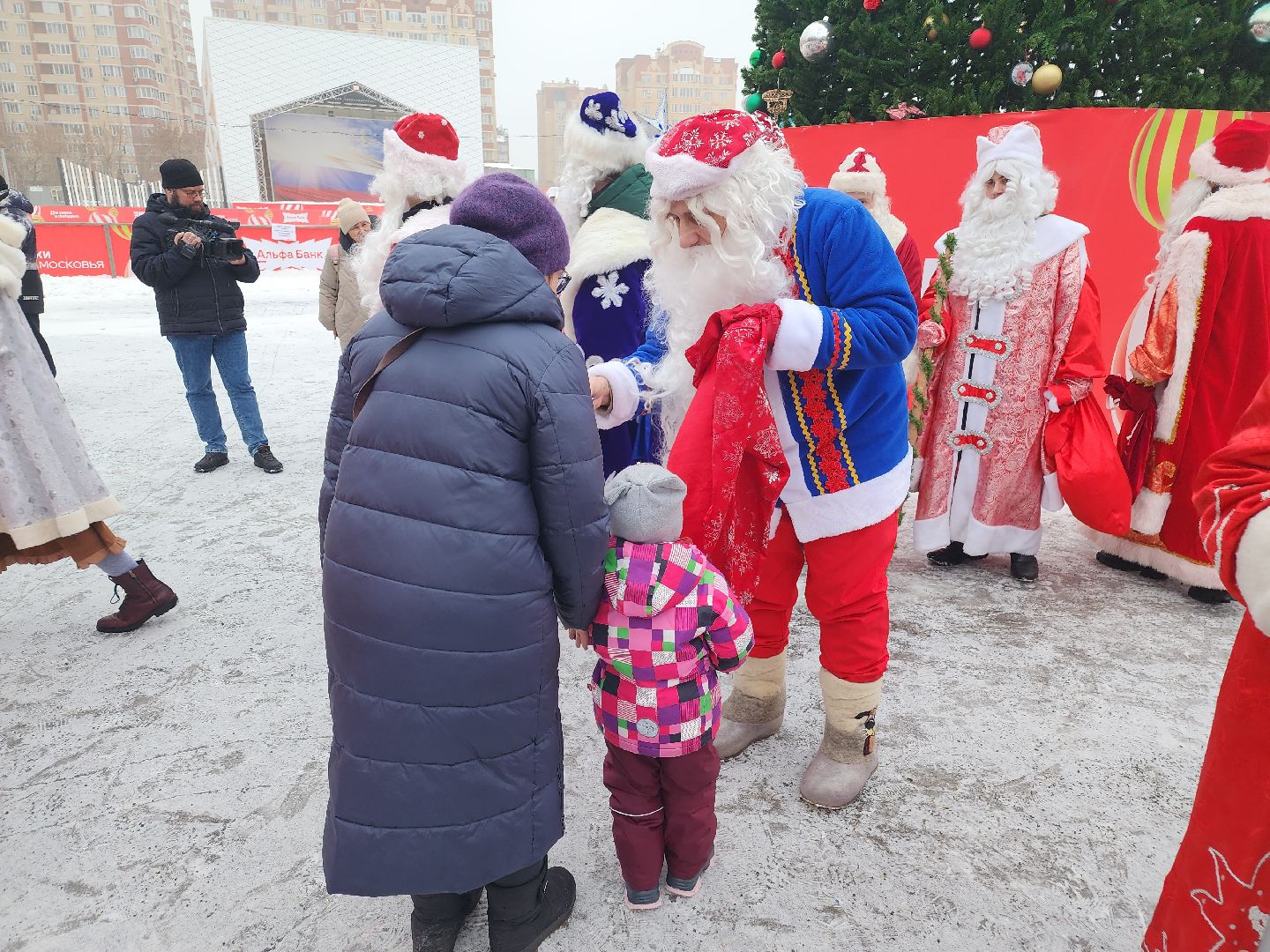 долгопрудный, площадь собина, центральный парк, парад дедов морозов, снегурочка,
