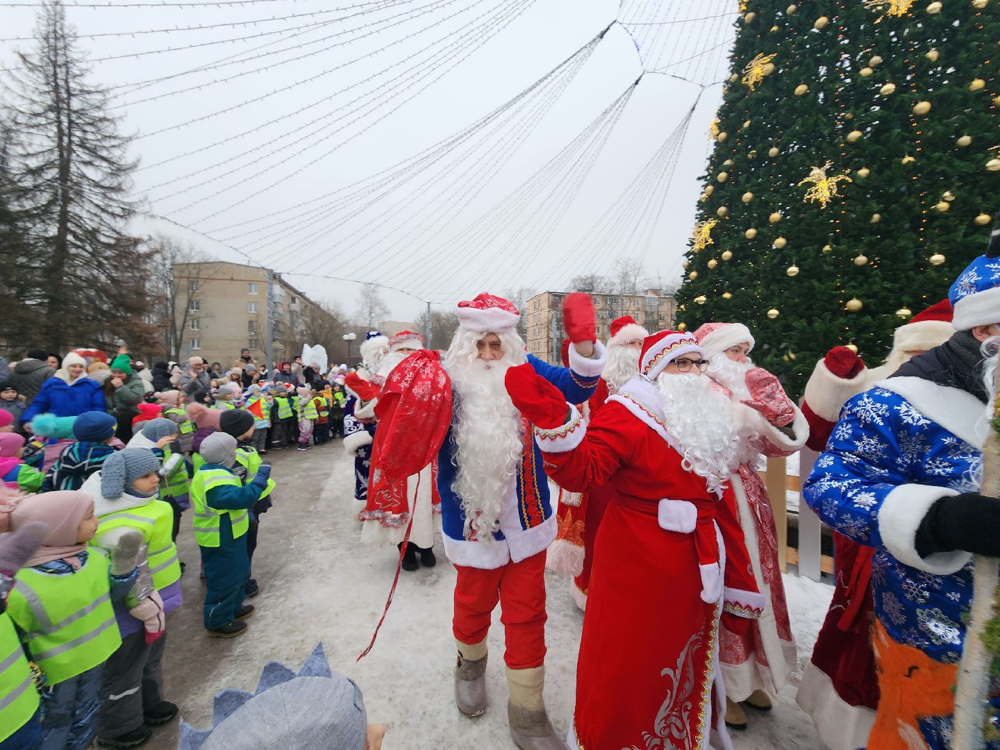 долгопрудный, площадь собина, центральный парк, парад дедов морозов, снегурочка,