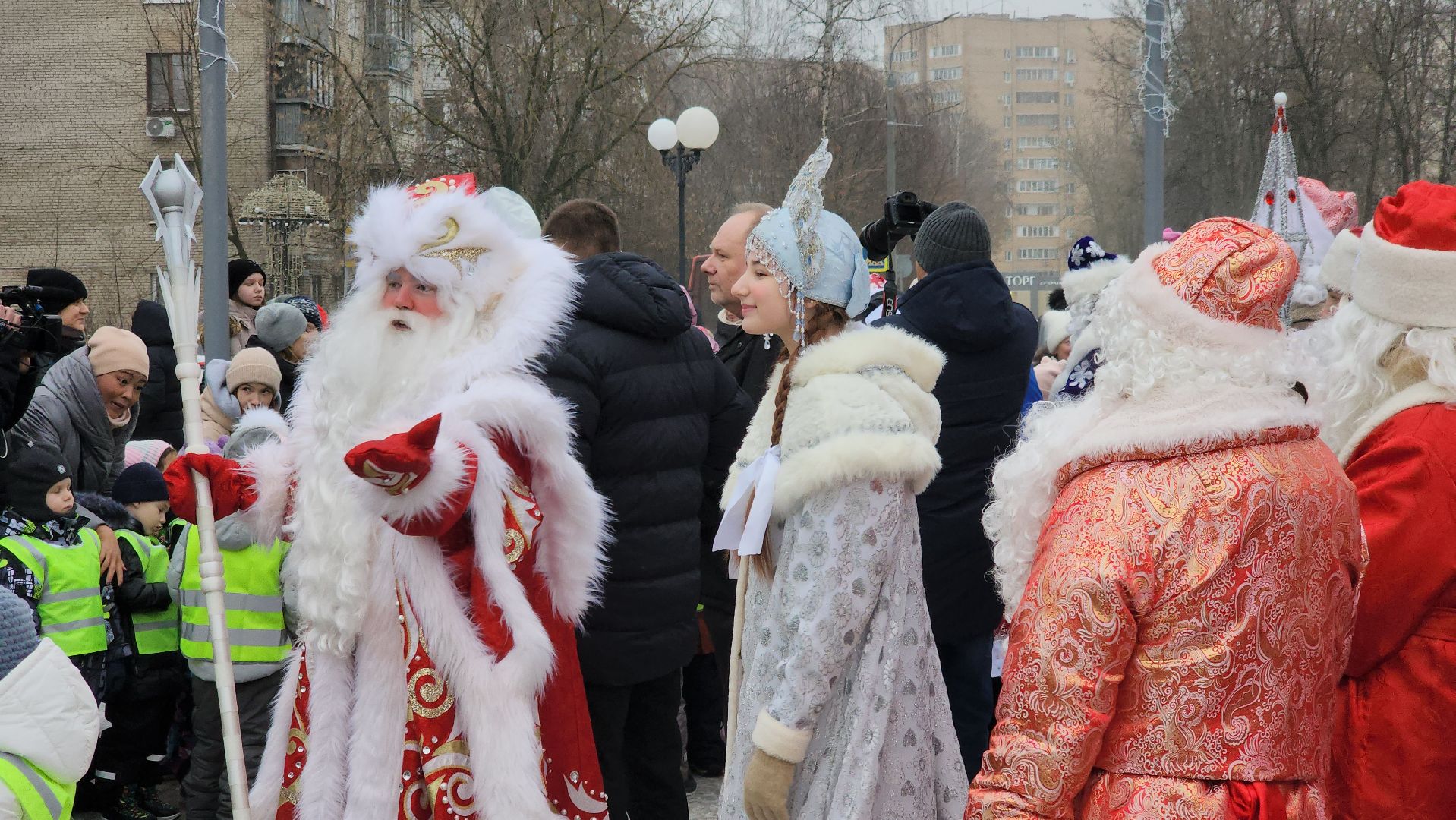 долгопрудный, площадь собина, центральный парк, парад дедов морозов, снегурочка,