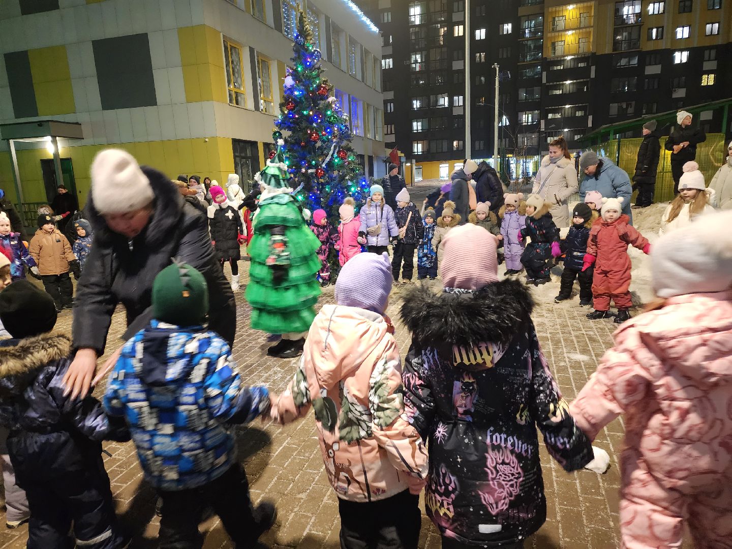 долгопрудный, новый 2025 год, праздники во дворах, дед мороз и снегурочка, бригантина, театр «город», Елочка, вертикалки,