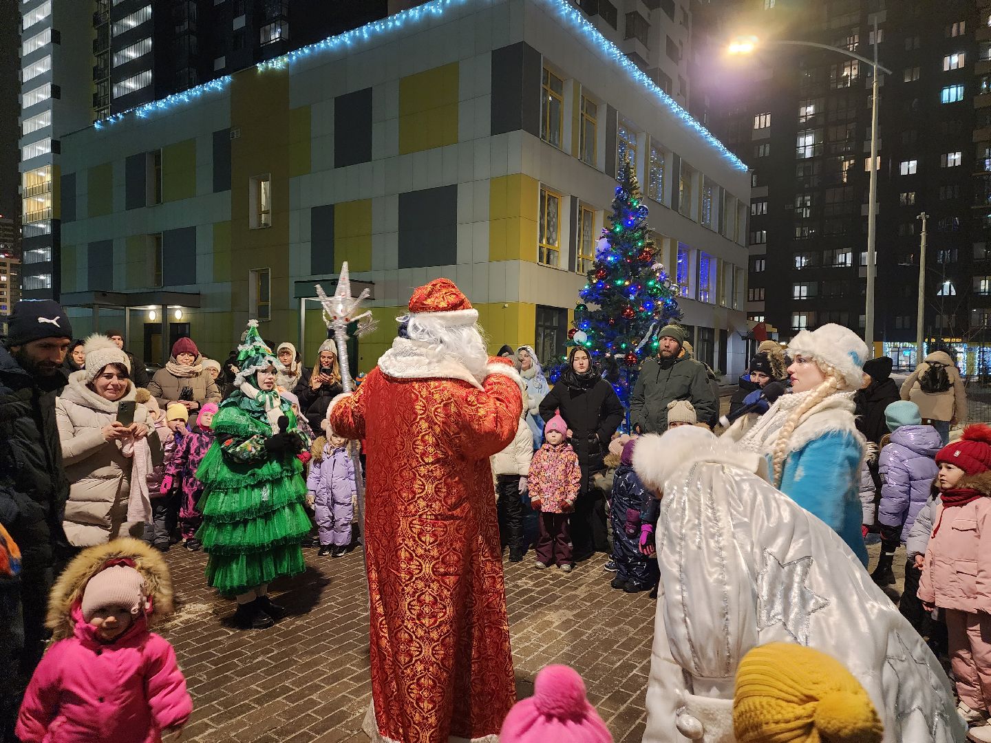 долгопрудный, новый 2025 год, праздники во дворах, дед мороз и снегурочка, бригантина, театр «город», Елочка, вертикалки,