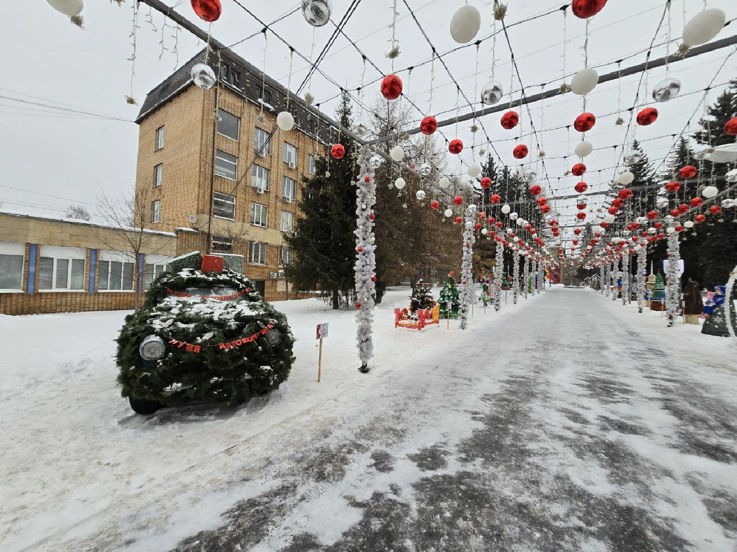 можайск, можайский городской округ, подмосковье, креатывные елки, фестиваль, фестиваль креативных елок, москвич, новый год, новогодние праздники, новый 2025 год, фестиваль елок, машина-елка,
