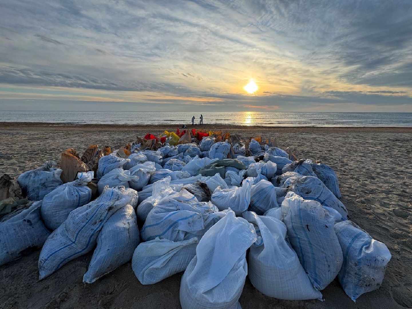 эксклюзив, экология, ЧП, общество, волонтеры подмосковья, очистка пляжей Анапы, Борьба с мазутом,