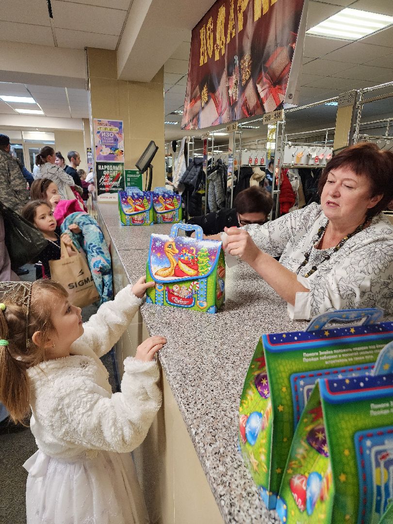 фрязино, елка главы округа, дети, новый год, подарки, вертикалки,