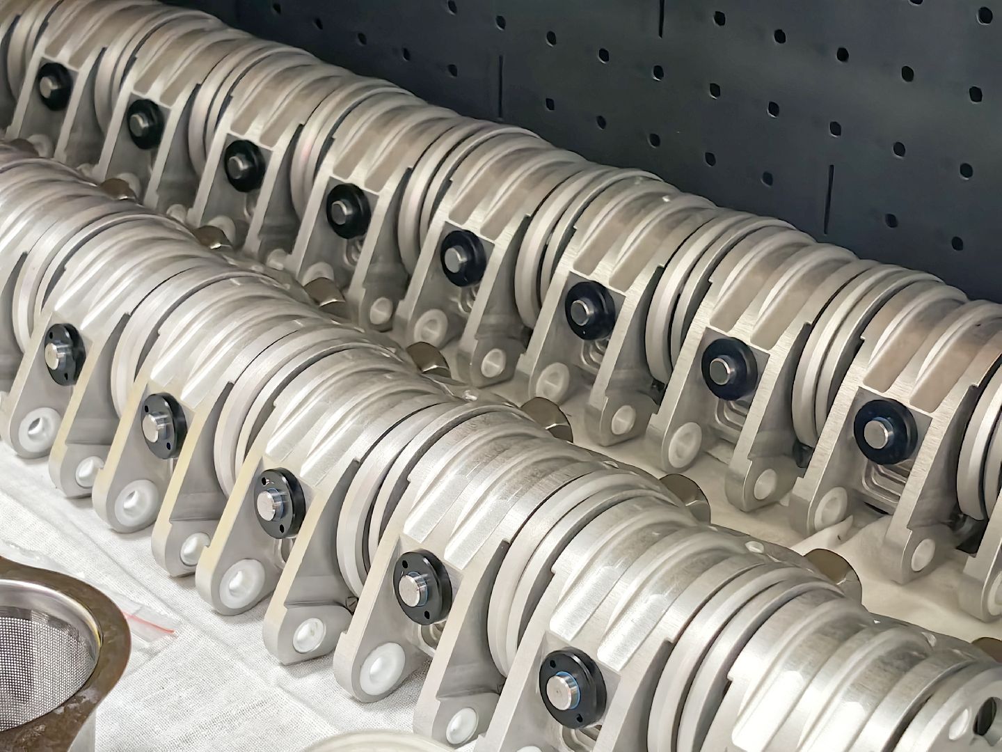 производство, протезы, комплектующие, Индонезия,