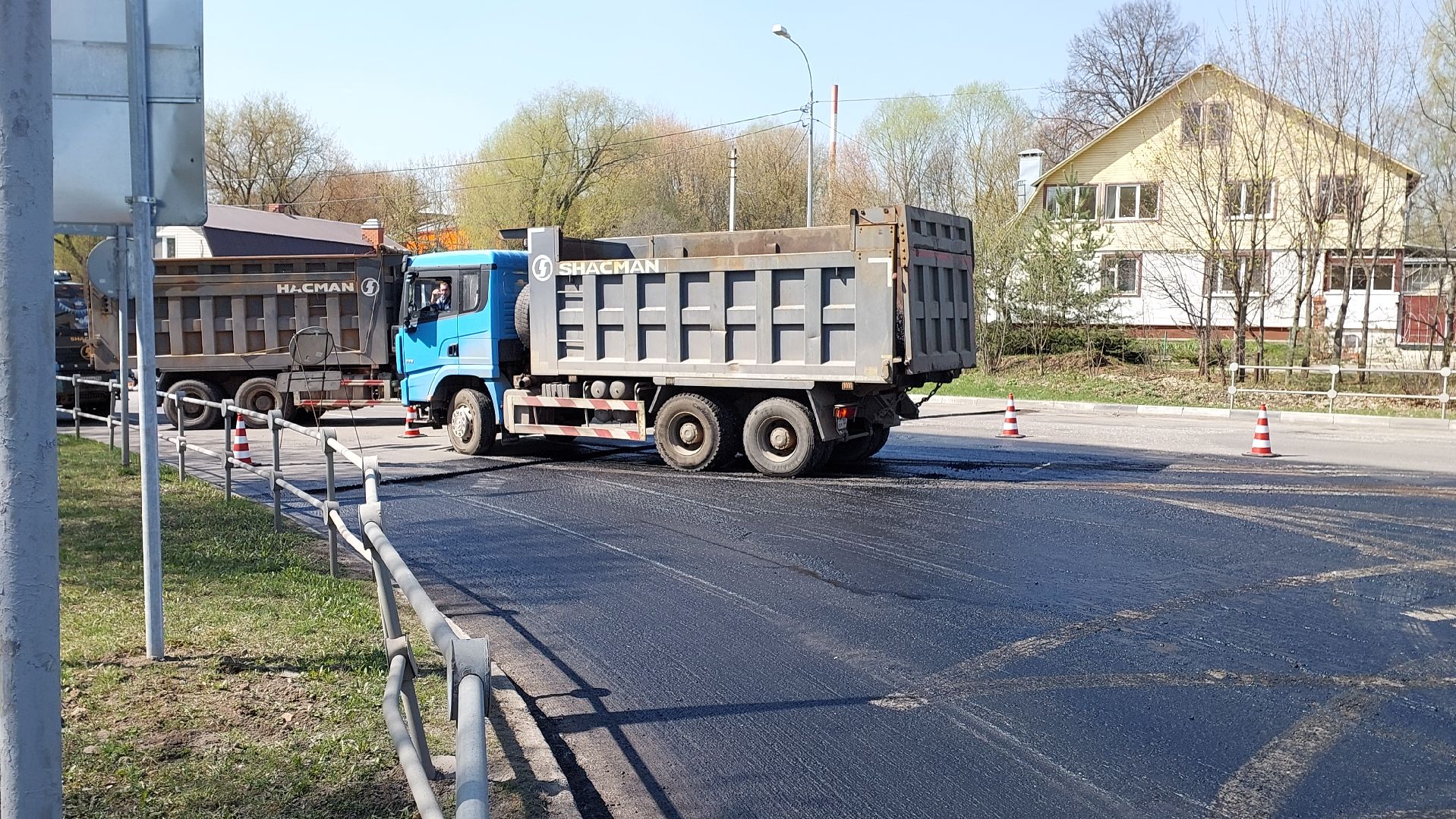 серпухов, строительство дорог, асфальт, улица весенняя, укладка асфальта, дорожные работы,