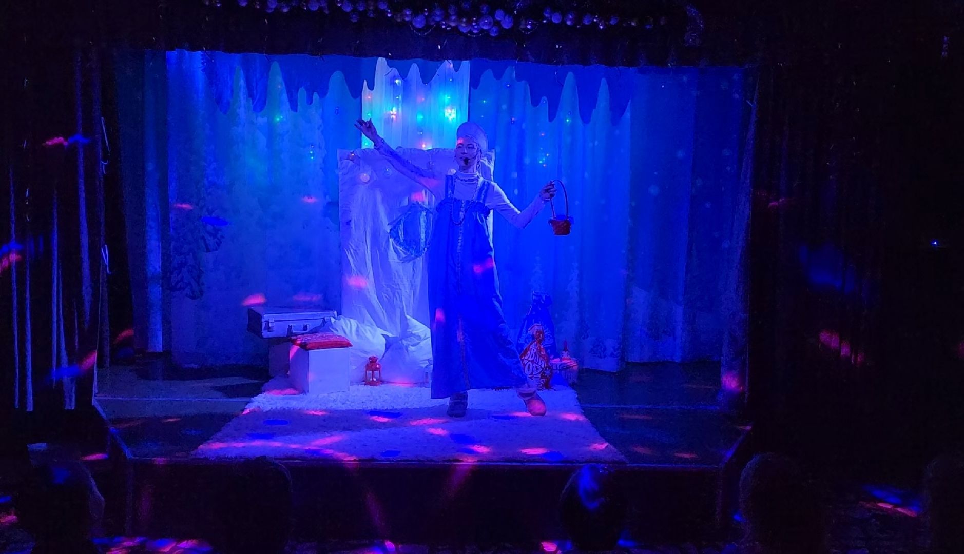 спектакль, новый год, благотворительность,вертикалки,