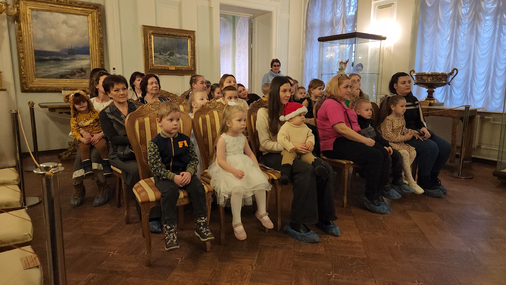 серпухов, Серпуховский историко-художественный музей, новогодняя елка, сво, цветы для снегурочки, вертикалки,