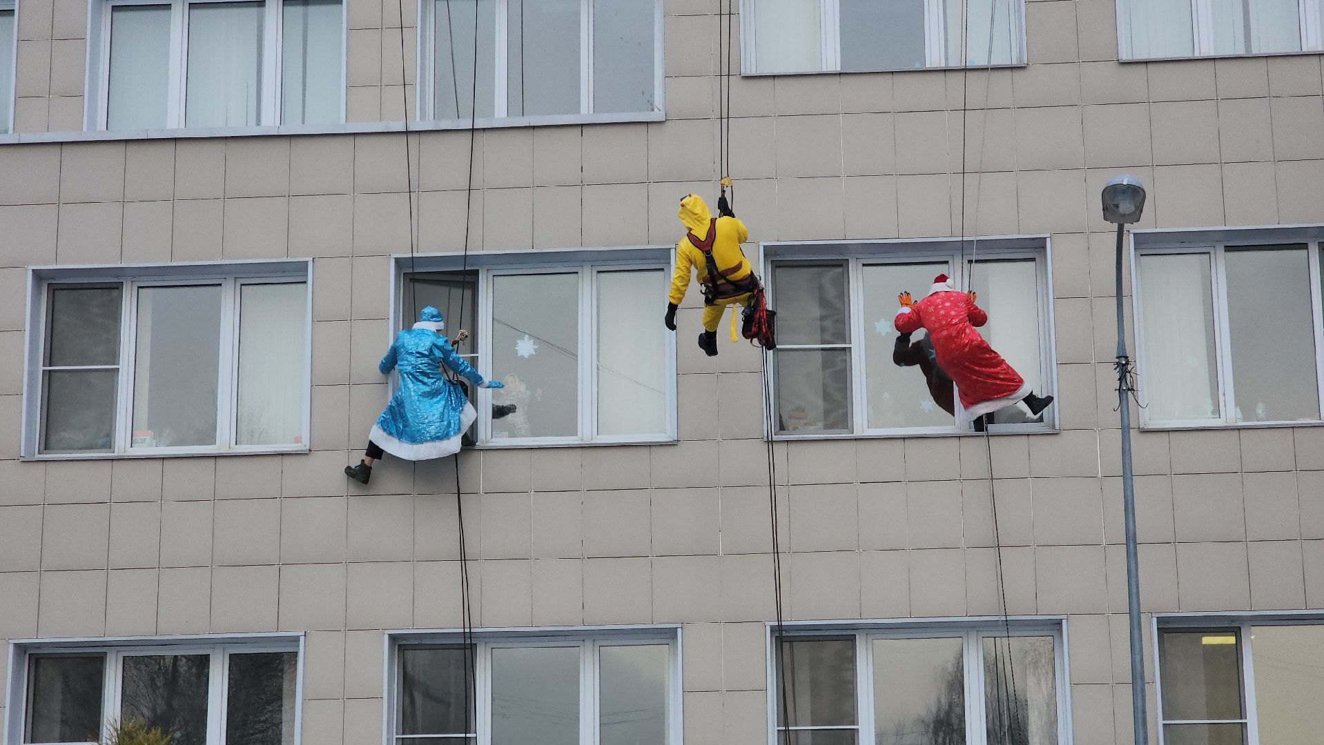 онкология, онкодиспансер, московский областной онкологический диспансер, альпинисты, промышленные альпинисты, подарки, дети, детское отделение,