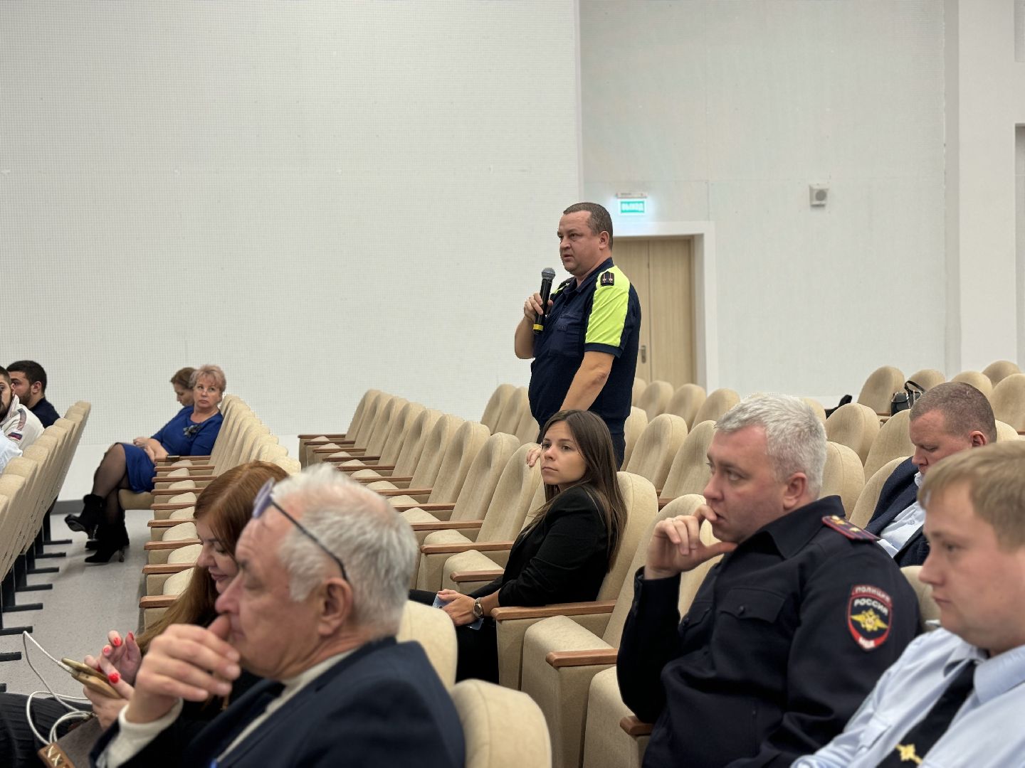 выездная администрация, полиция, жители,