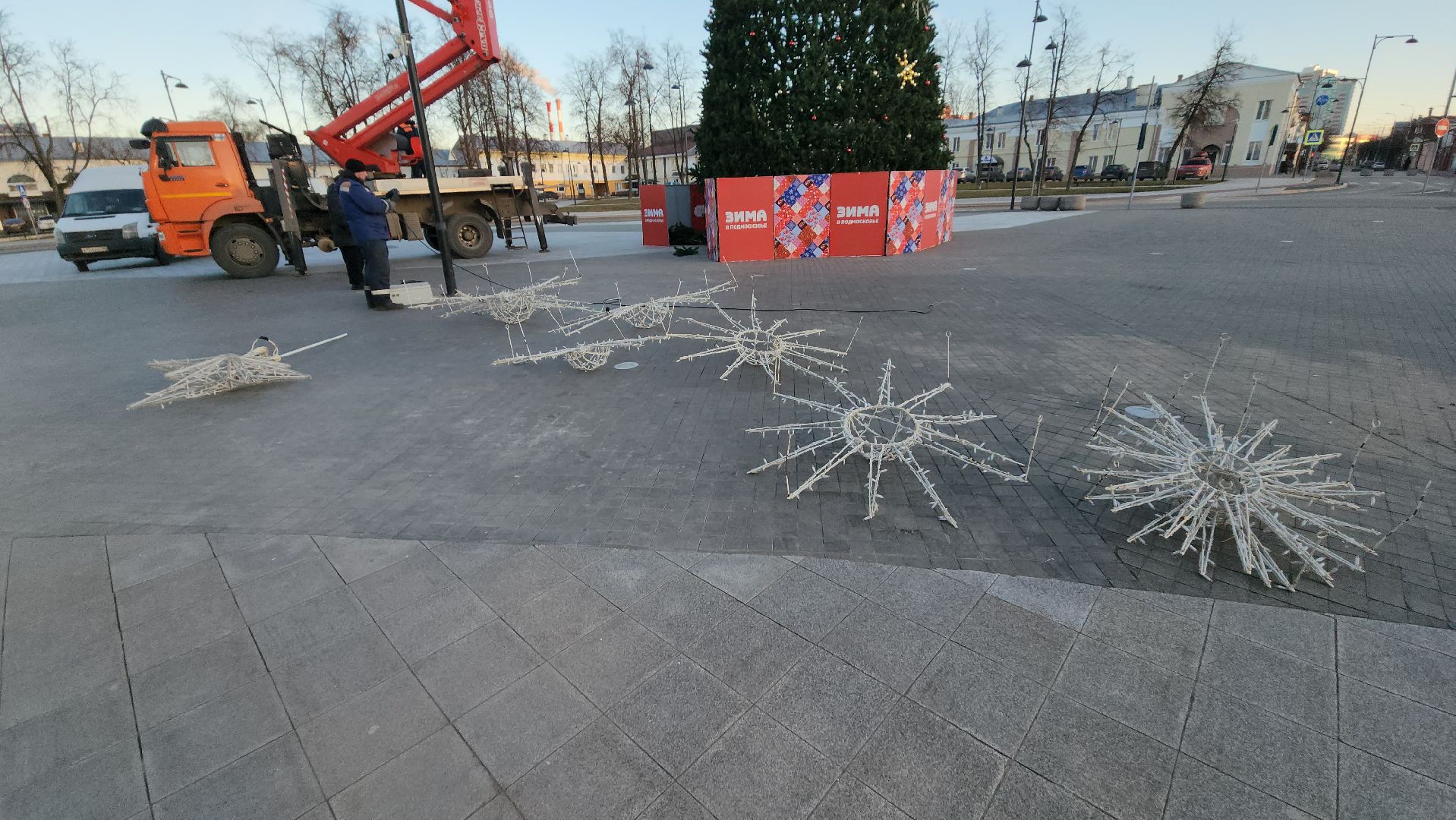 серпухов, площадь ленина, комбинат благоустройства, работа с автовышки, демонтаж новогодней елки, вертикалка,