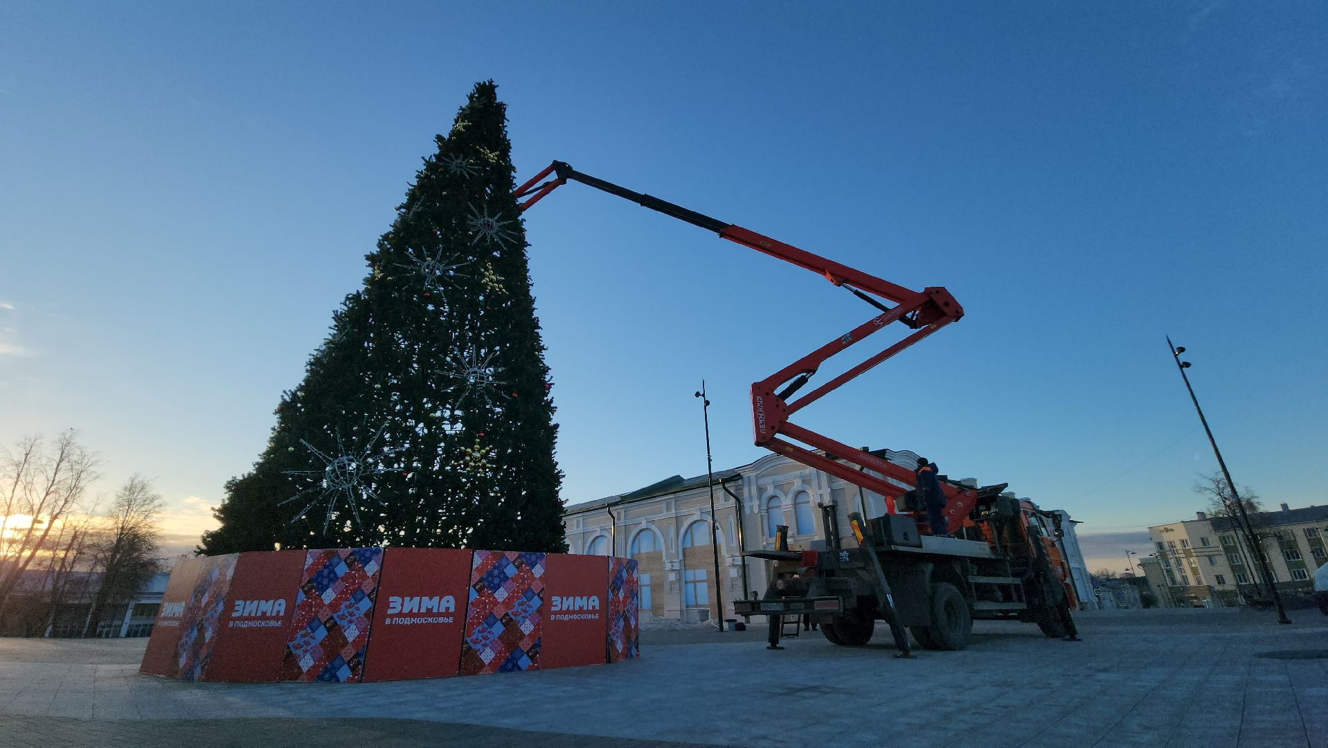 серпухов, площадь ленина, комбинат благоустройства, работа с автовышки, демонтаж новогодней елки, вертикалка,