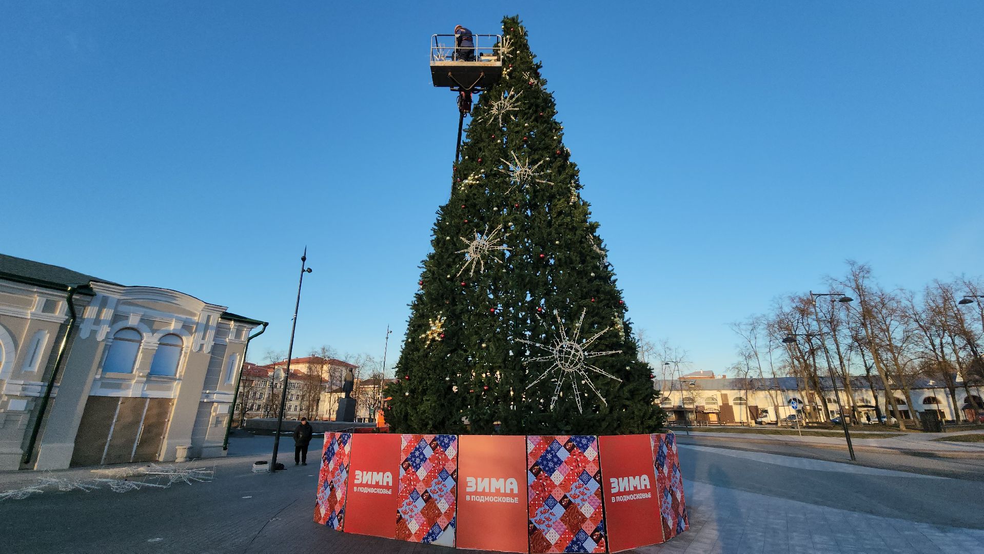 серпухов, площадь ленина, комбинат благоустройства, работа с автовышки, демонтаж новогодней елки, вертикалка,