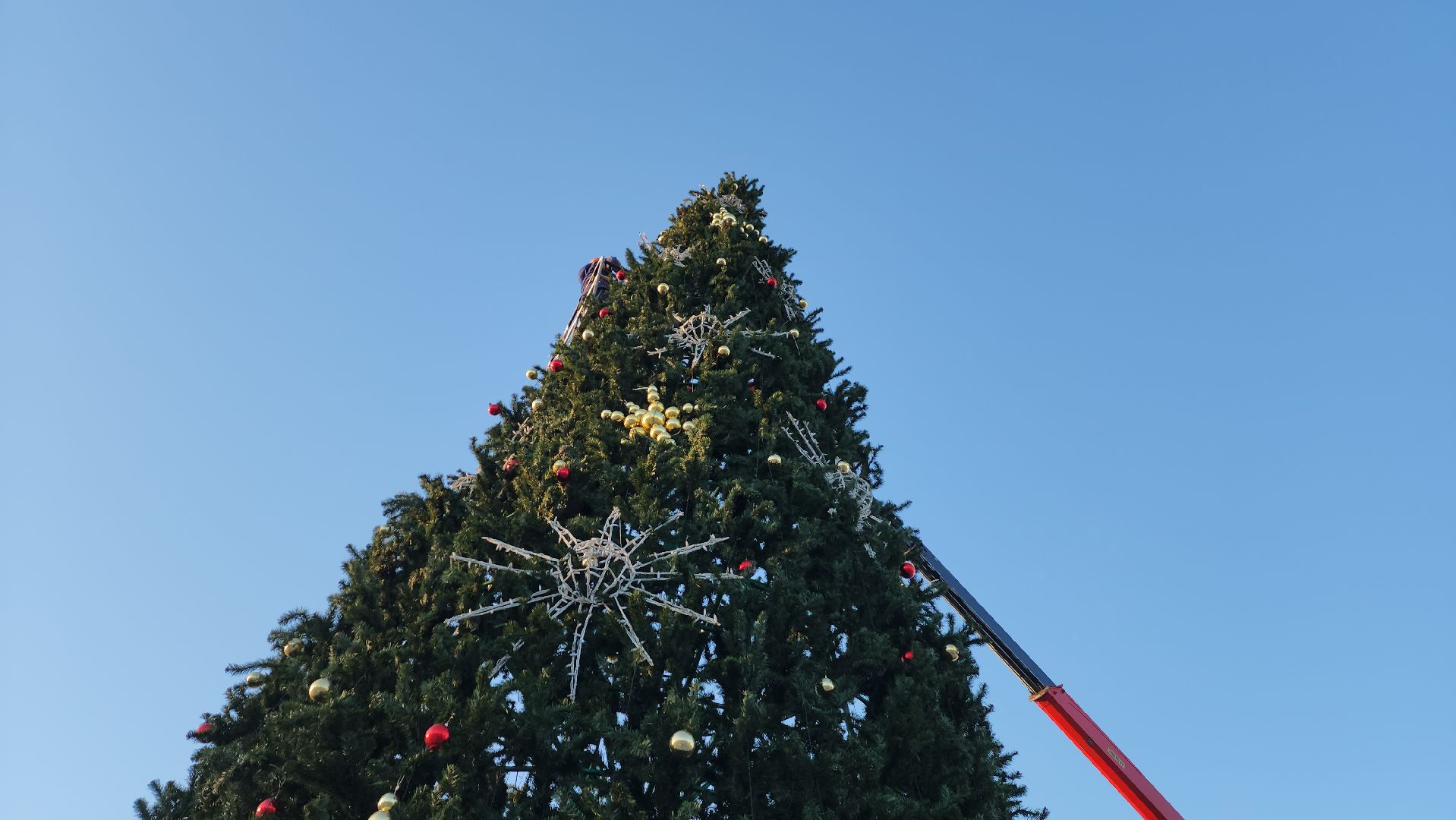 серпухов, площадь ленина, комбинат благоустройства, работа с автовышки, демонтаж новогодней елки, вертикалка,