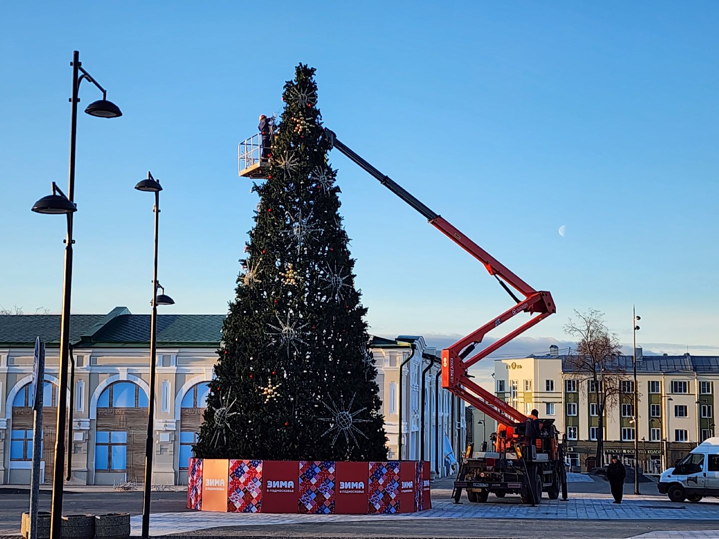 серпухов, площадь ленина, комбинат благоустройства, работа с автовышки, демонтаж новогодней елки, вертикалка,