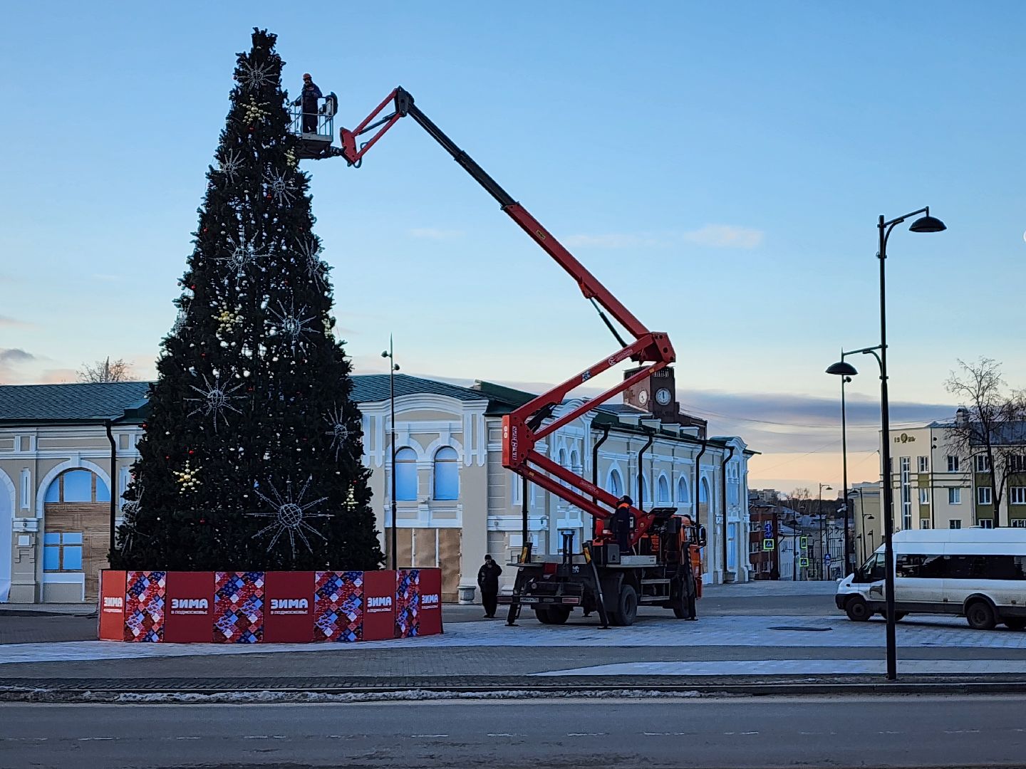 серпухов, площадь ленина, комбинат благоустройства, работа с автовышки, демонтаж новогодней елки, вертикалка,