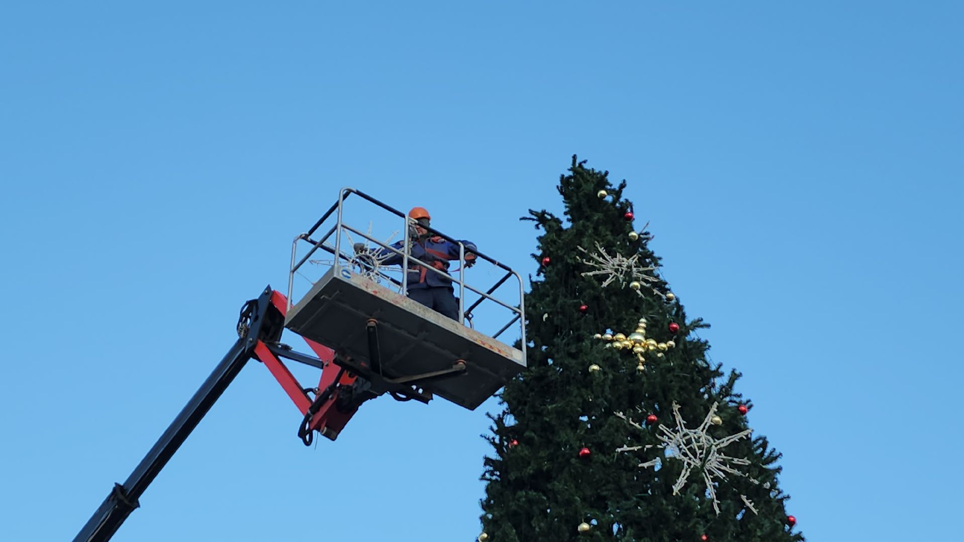 серпухов, площадь ленина, комбинат благоустройства, работа с автовышки, демонтаж новогодней елки, вертикалка,