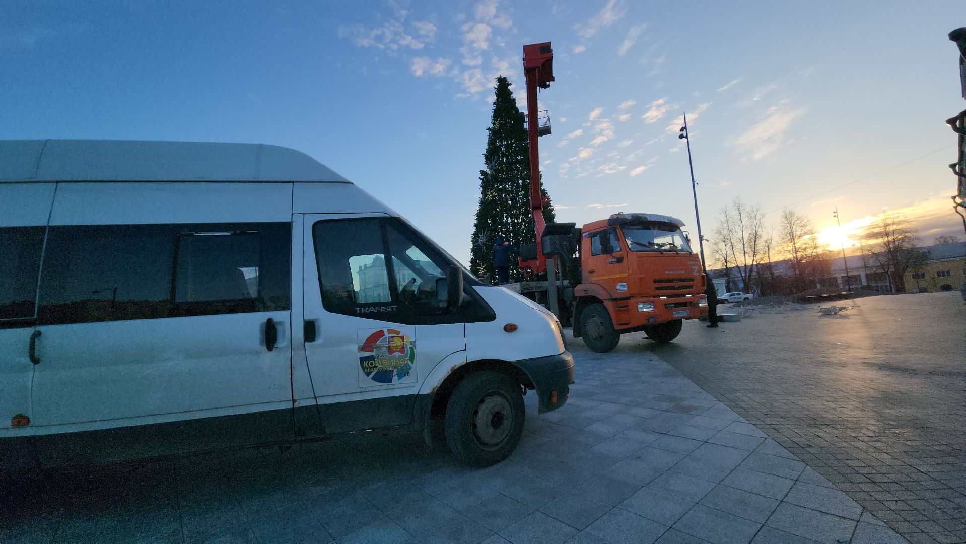 серпухов, площадь ленина, комбинат благоустройства, работа с автовышки, демонтаж новогодней елки, вертикалка,