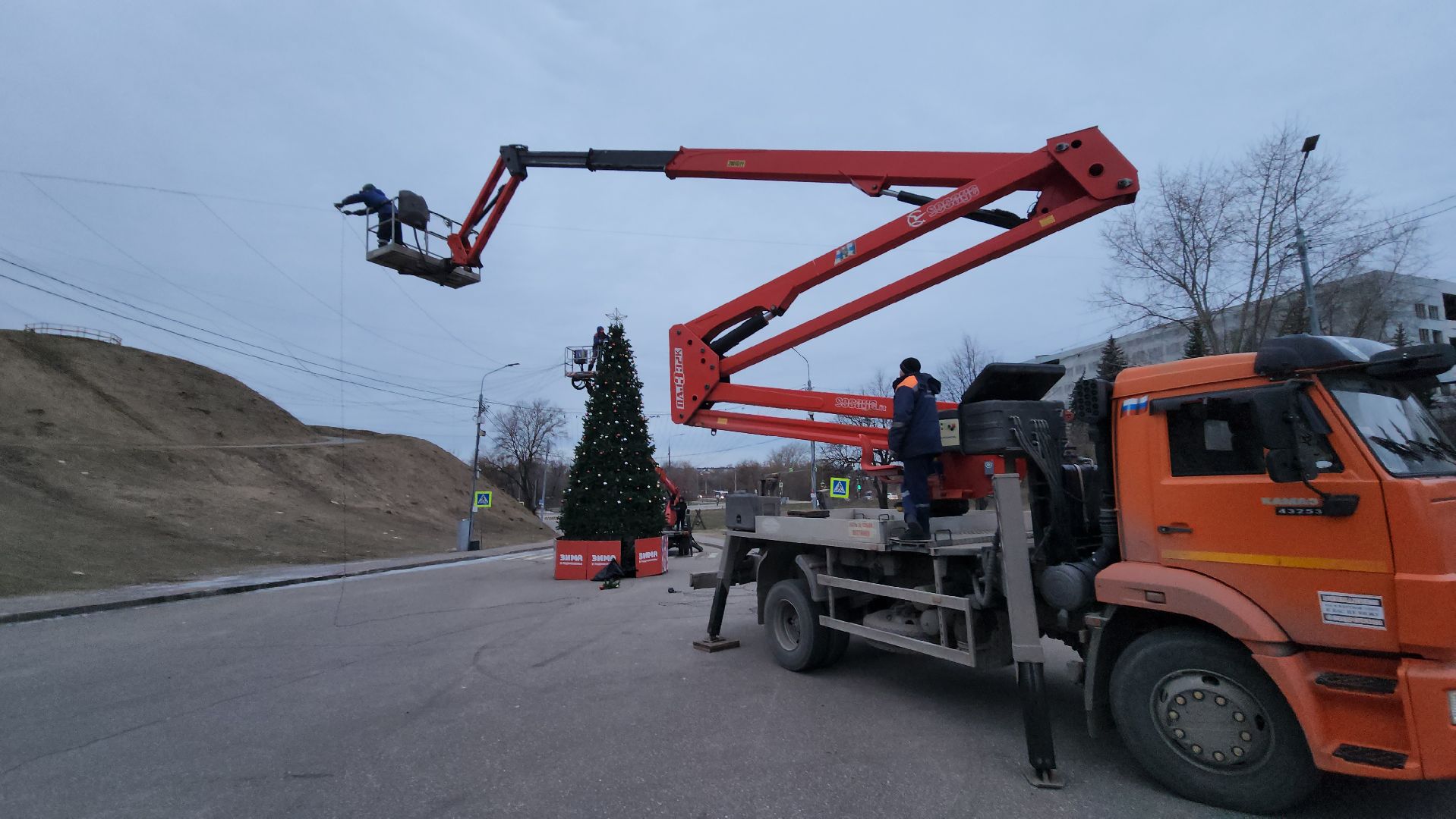 комбинат благоустройства, демонтаж новогодней елки, соборная гора, храмовый комплекс, серпухов, вертикалка,