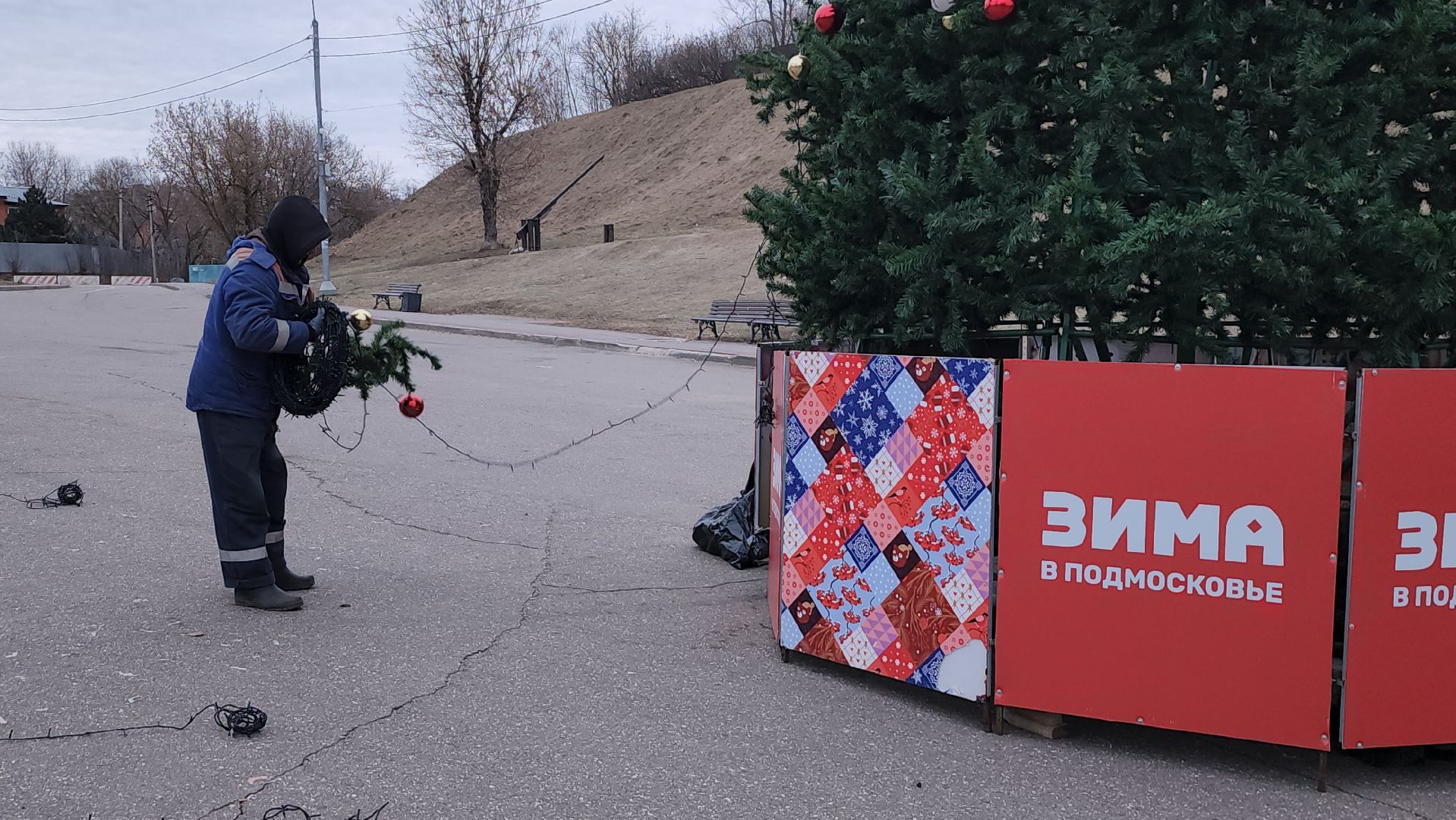 комбинат благоустройства, демонтаж новогодней елки, соборная гора, храмовый комплекс, серпухов, вертикалка,