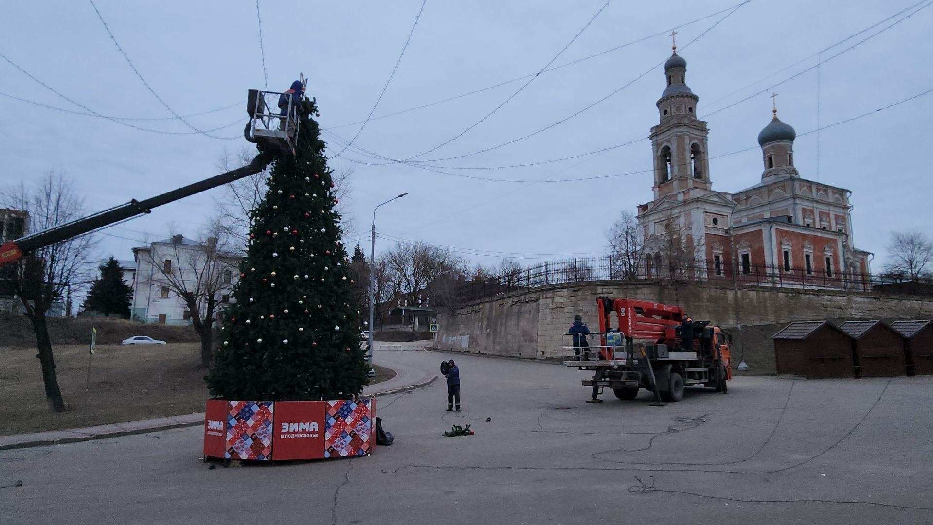 комбинат благоустройства, демонтаж новогодней елки, соборная гора, храмовый комплекс, серпухов, вертикалка,