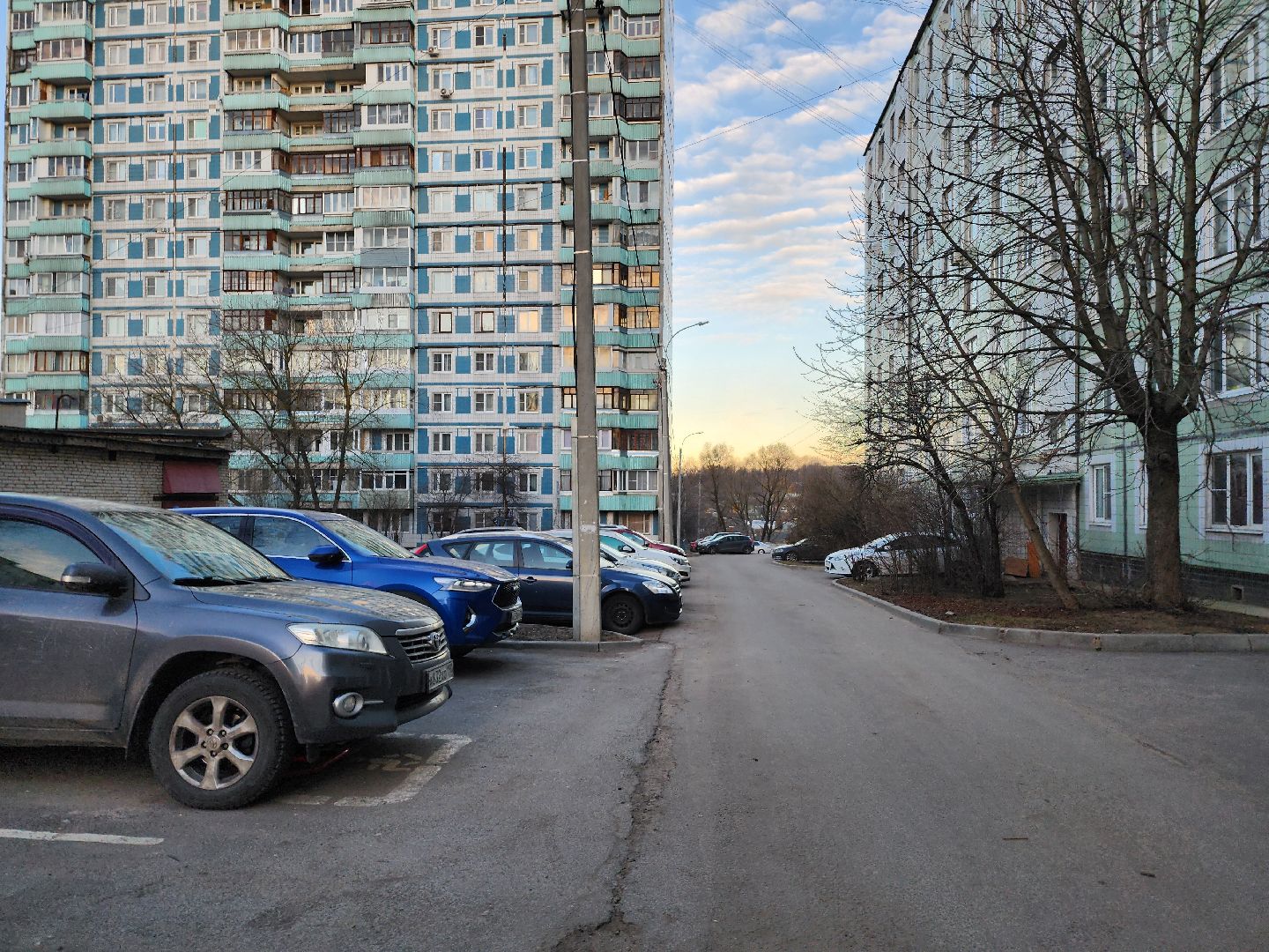 серпухов, проезд мишина, парковки во дворе, выездная администрация, транспорт,