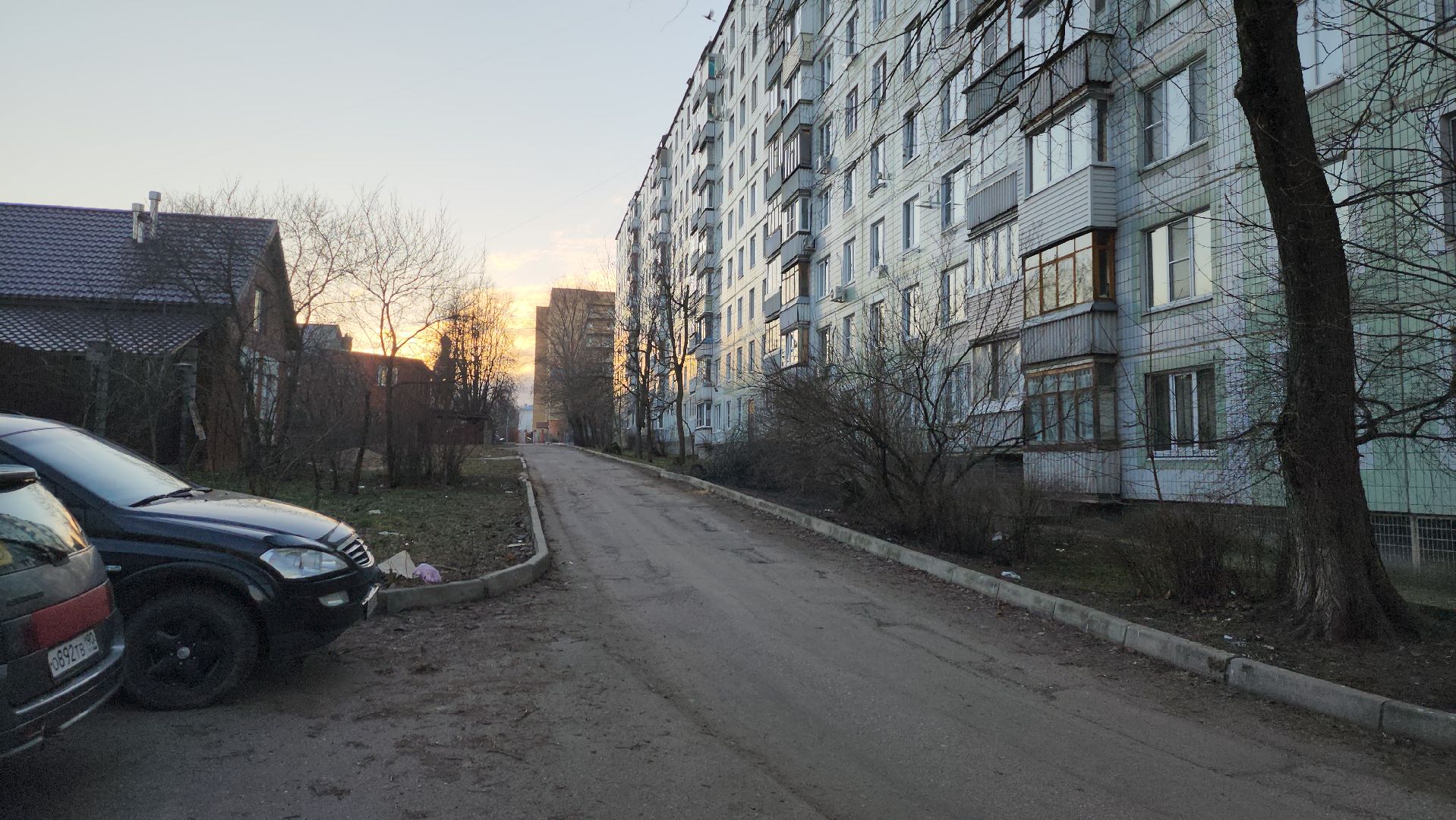 серпухов, проезд мишина, парковки во дворе, выездная администрация, транспорт,