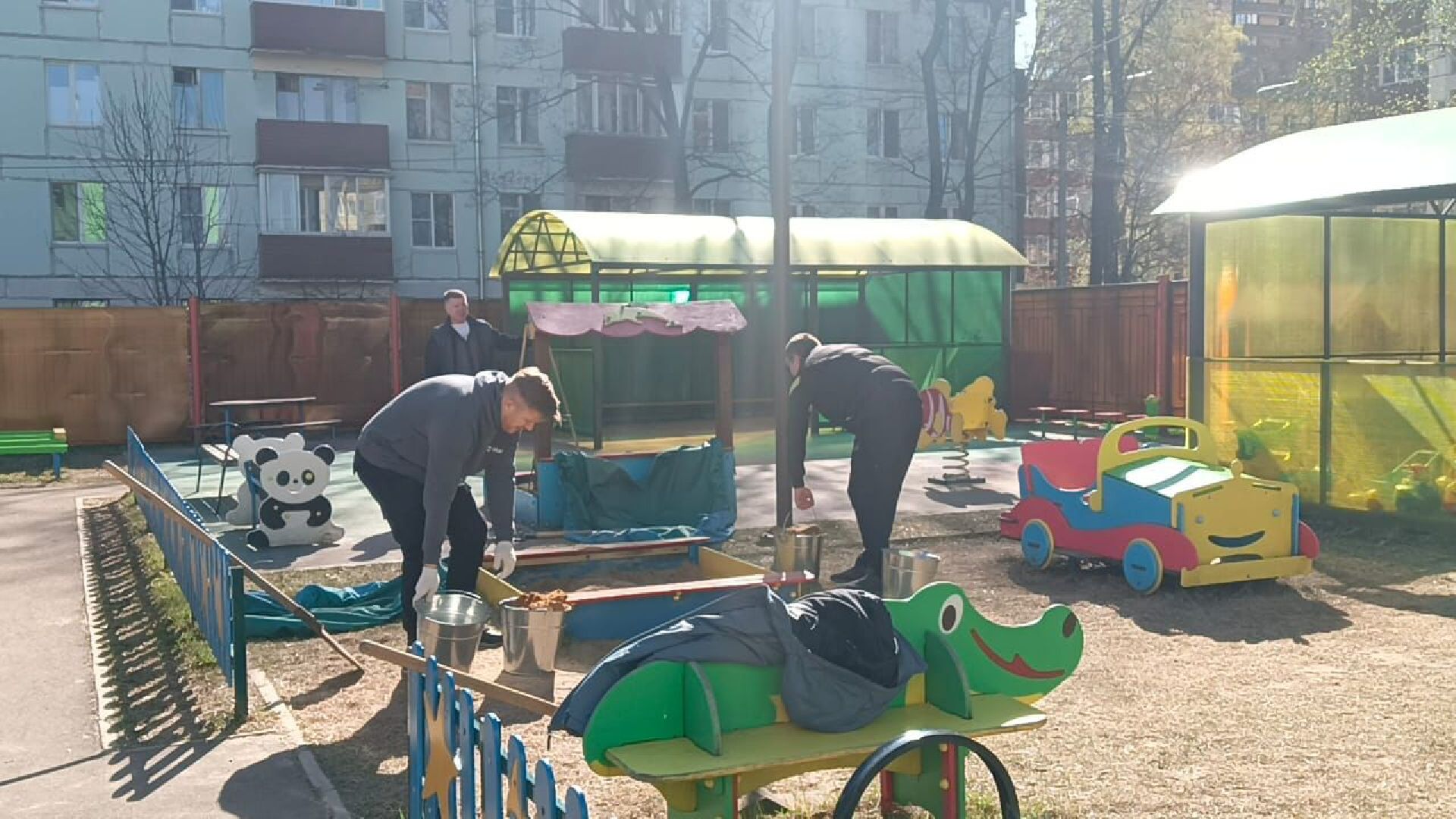 Реутов, субботник, детские сады, уборка, листва, окна