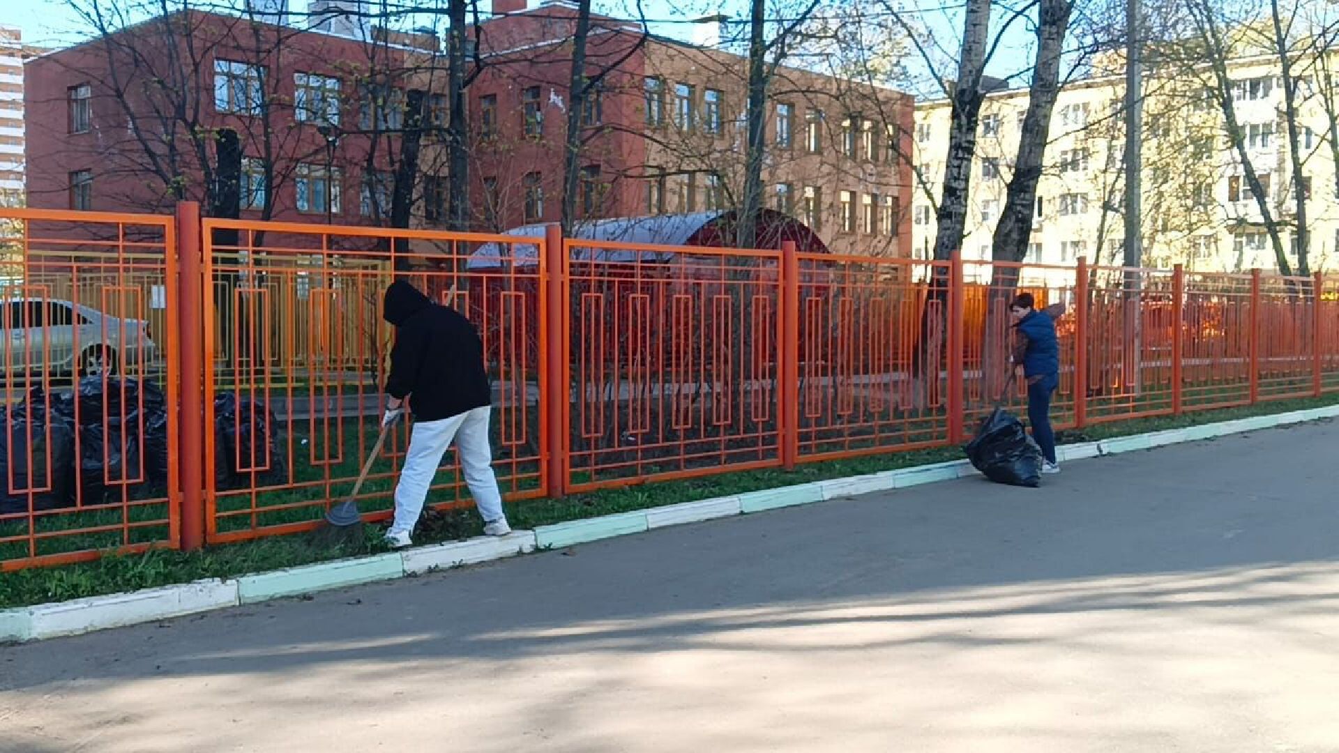 Реутов, субботник, детские сады, уборка, листва, окна