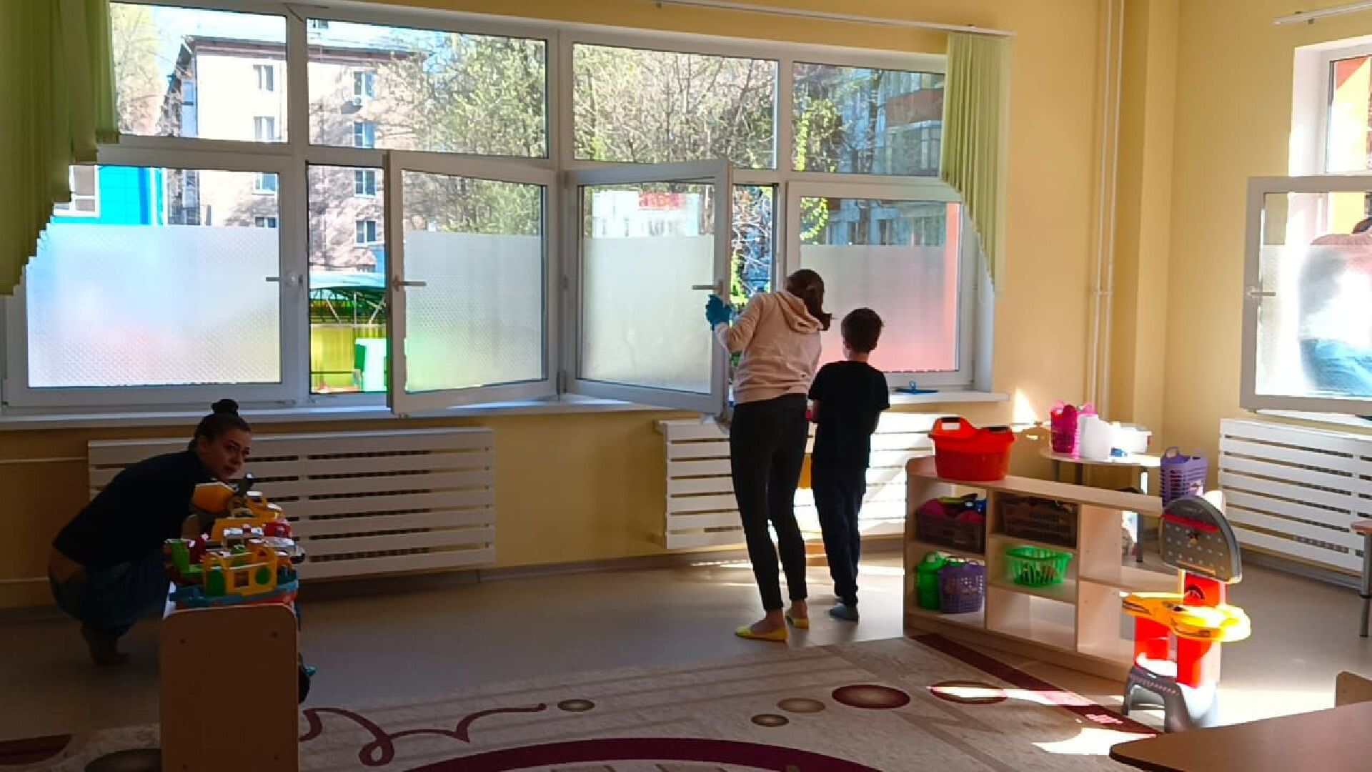 Реутов, субботник, детские сады, уборка, листва, окна