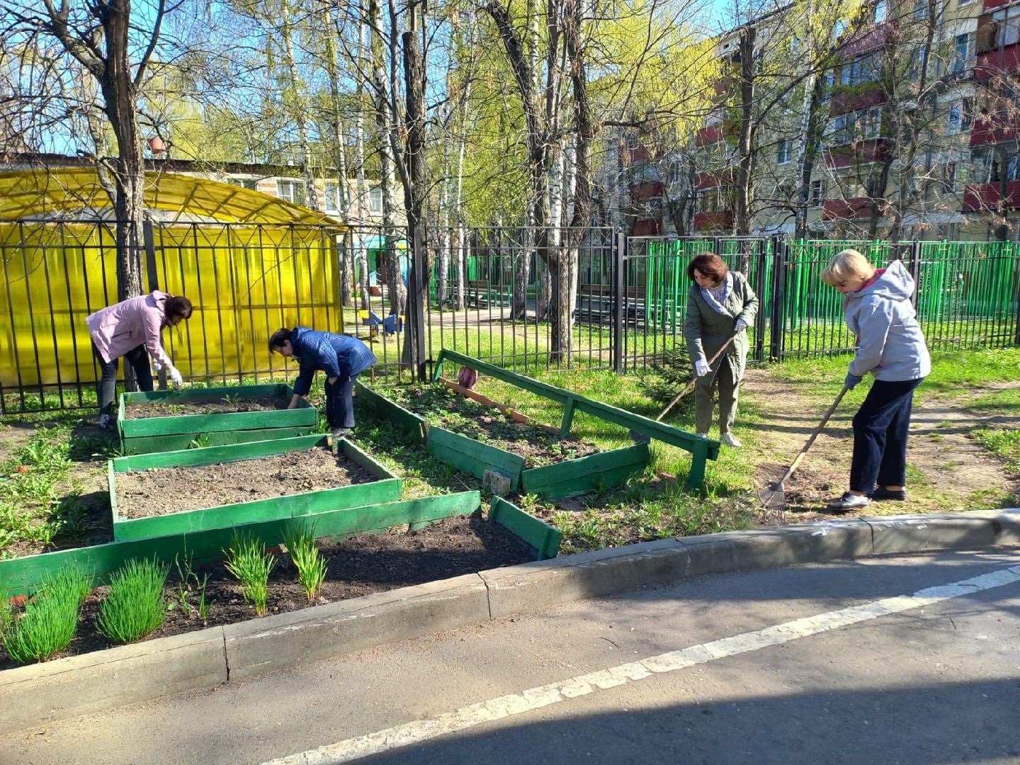 Реутов, субботник, детские сады, уборка, листва, окна