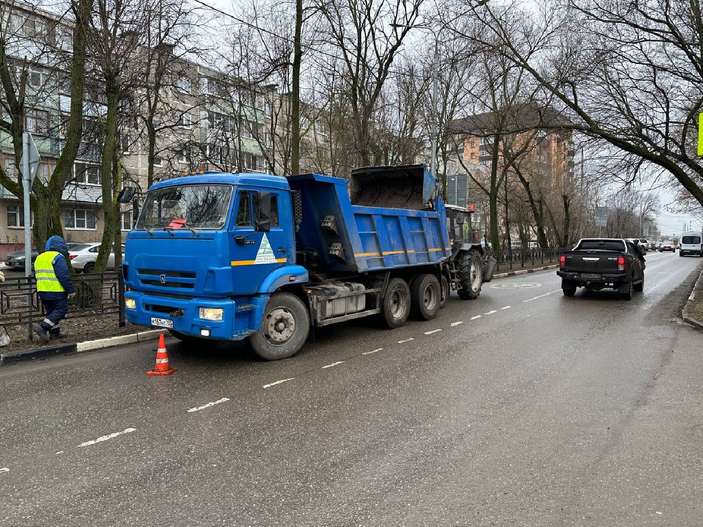 уборка улиц города, вертикалки,
