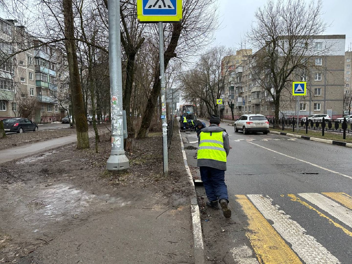 уборка улиц города, вертикалки,