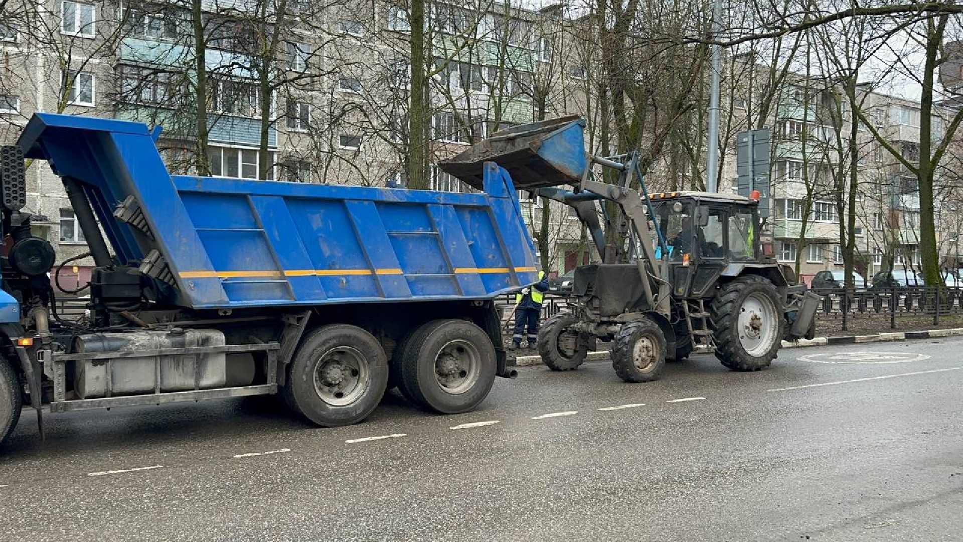 уборка улиц города, вертикалки,