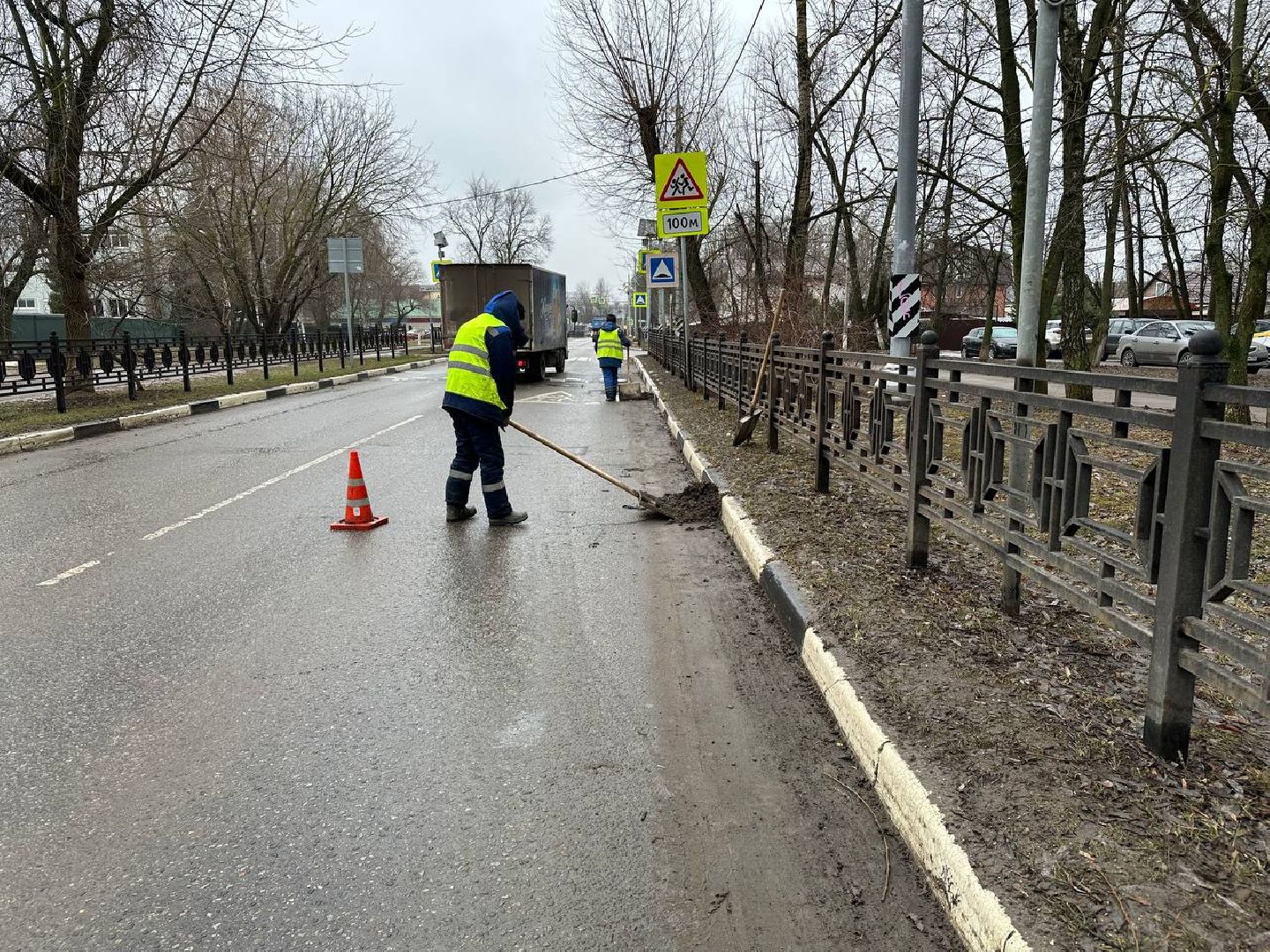 уборка улиц города, вертикалки,