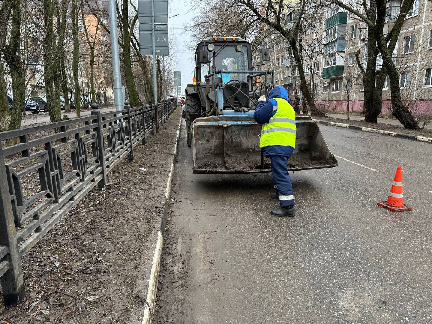 уборка улиц города, вертикалки,
