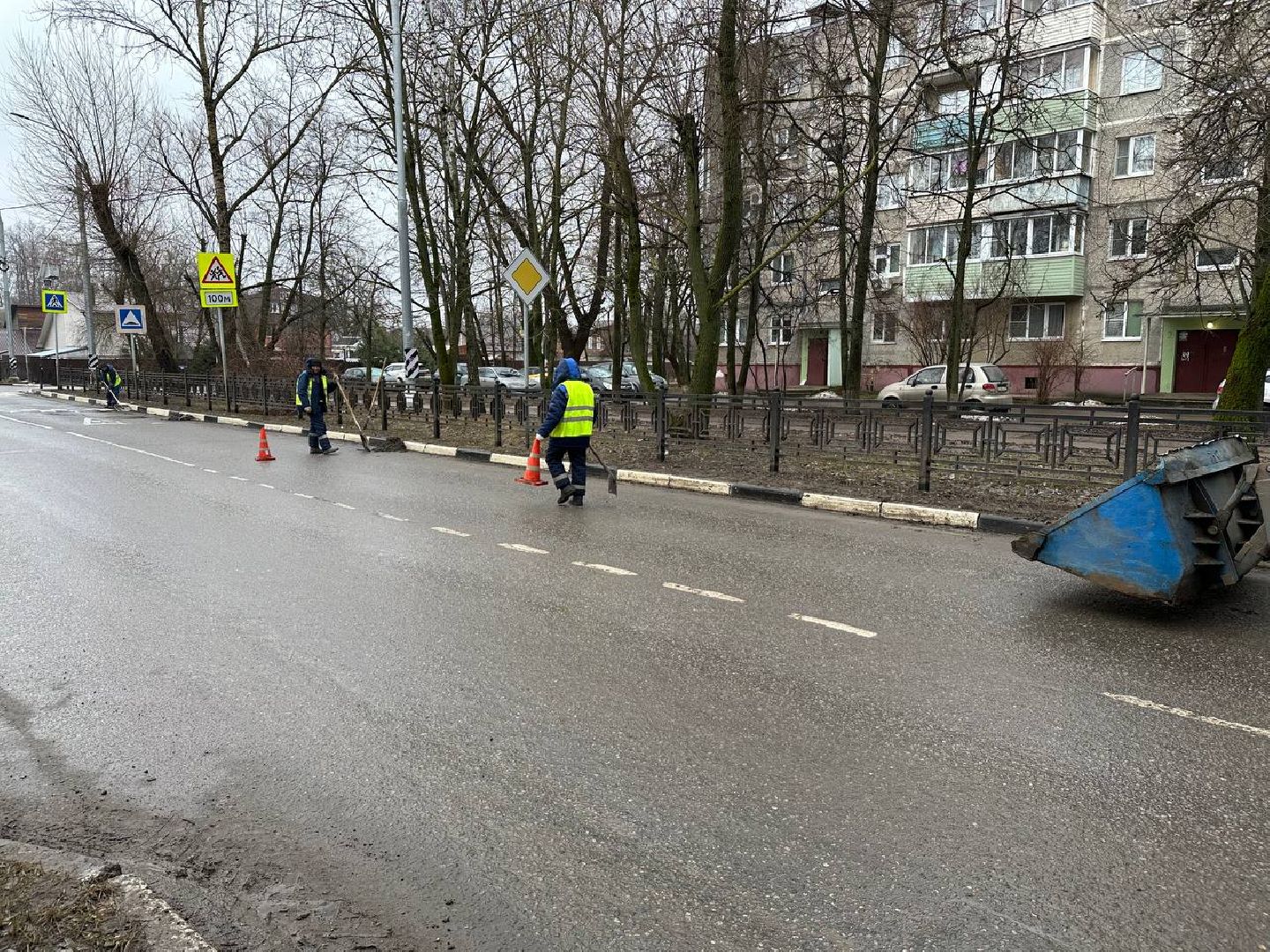 уборка улиц города, вертикалки,