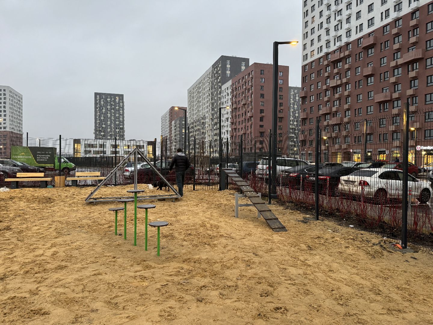 площадка для выгула собак, жк горки парк, кинологическая площадка, вертикалки,