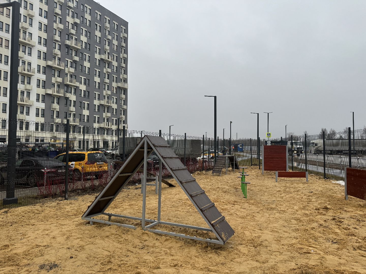 площадка для выгула собак, жк горки парк, кинологическая площадка, вертикалки,