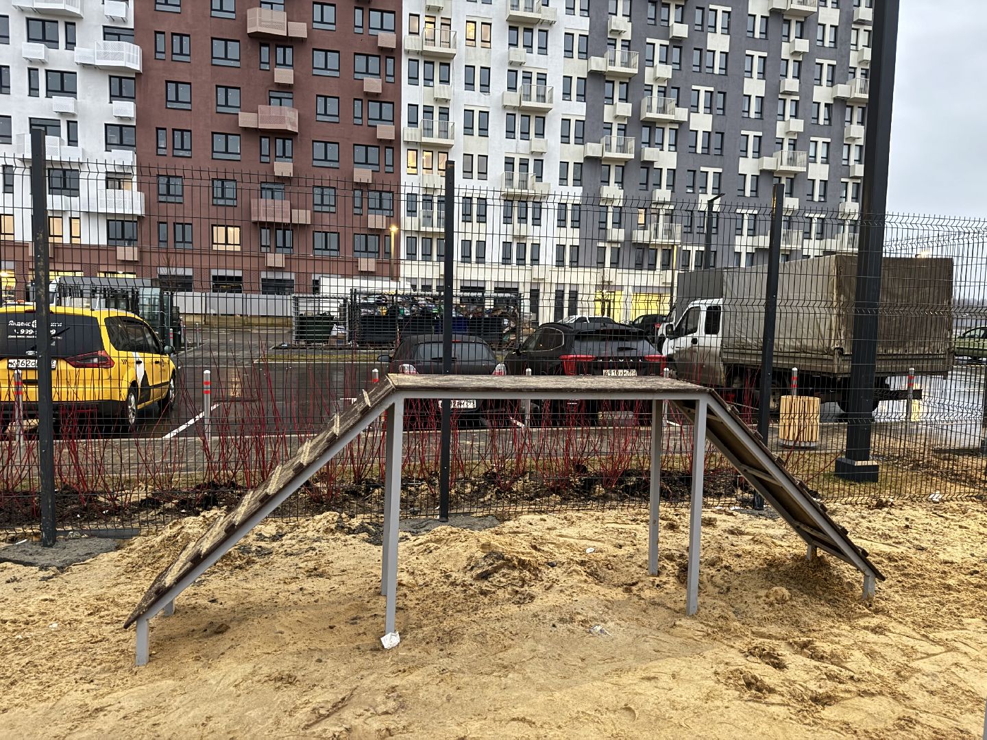 площадка для выгула собак, жк горки парк, кинологическая площадка, вертикалки,