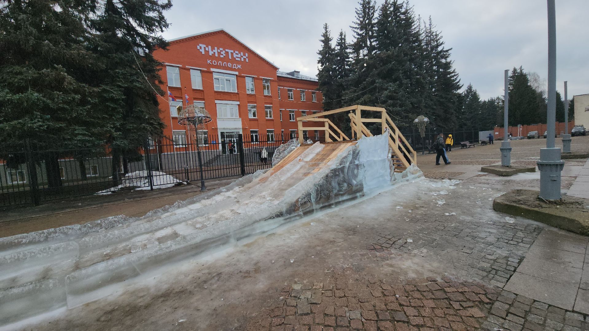 долгопрудный, площадь собина, демонтаж елок, ледяной городок, вертикалки,