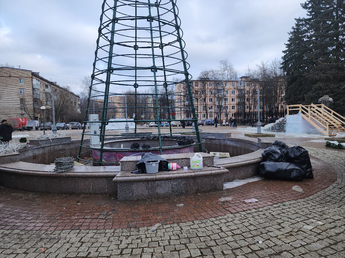 долгопрудный, площадь собина, демонтаж елок, ледяной городок, вертикалки,