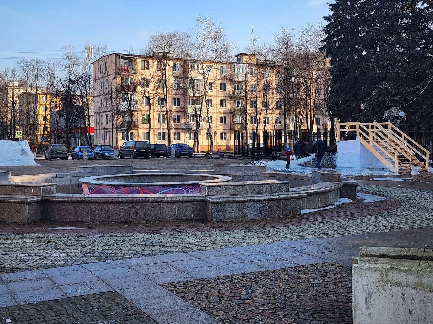 долгопрудный, площадь собина, демонтаж елок, ледяной городок, вертикалки,